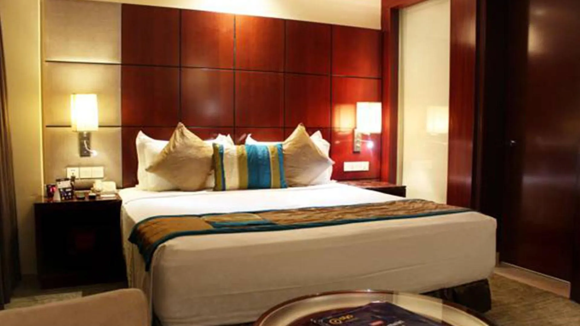 Bedroom, Bed in SkyCity Hotel Gurgaon