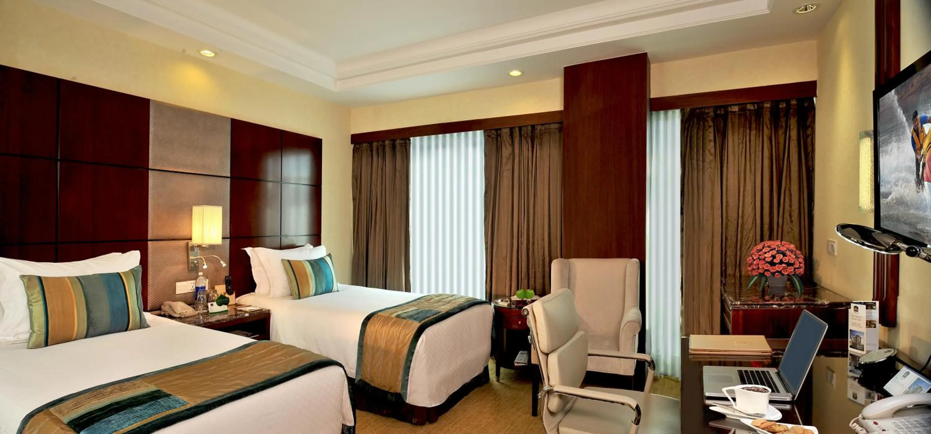 Living room, Bed in SkyCity Hotel Gurgaon