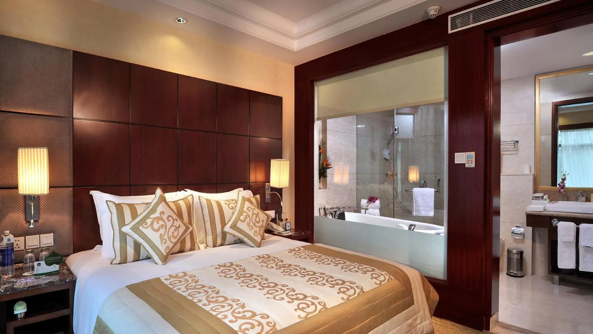 Bed in SkyCity Hotel Gurgaon