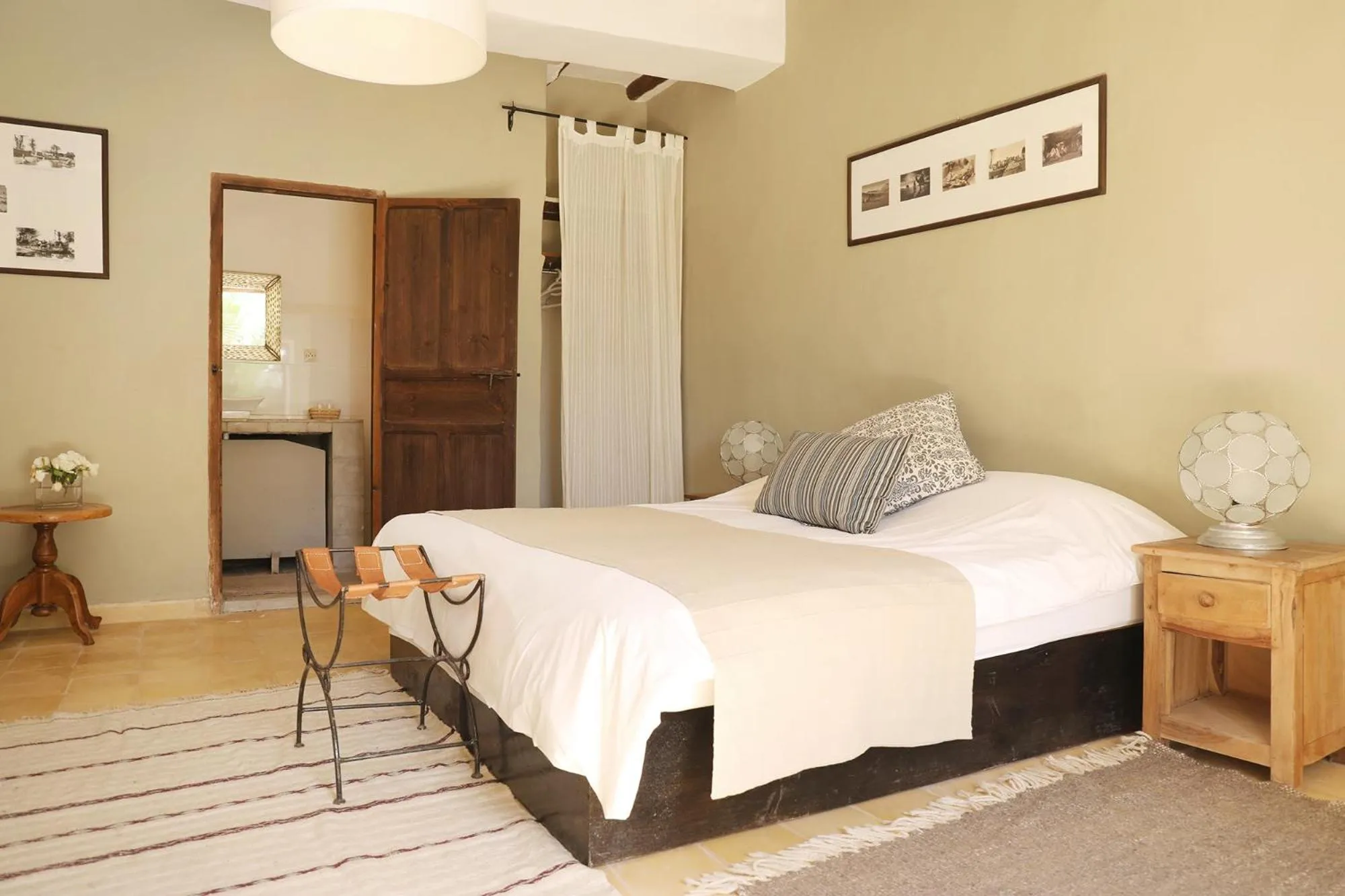 Bed in Le Petit Hôtel du Flouka