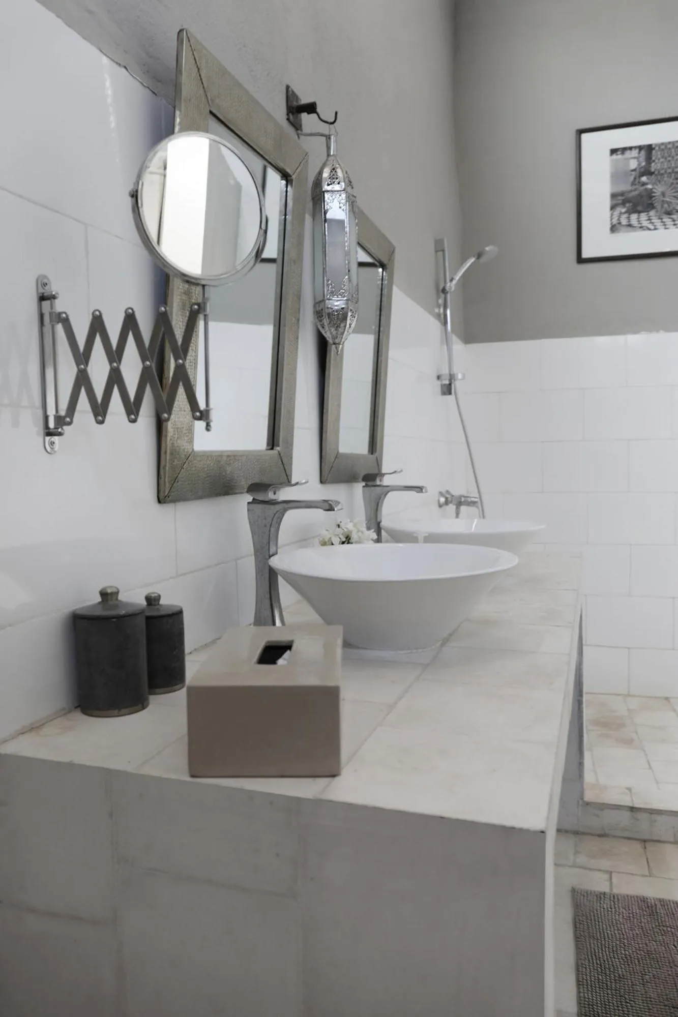 Shower in Le Petit Hôtel du Flouka