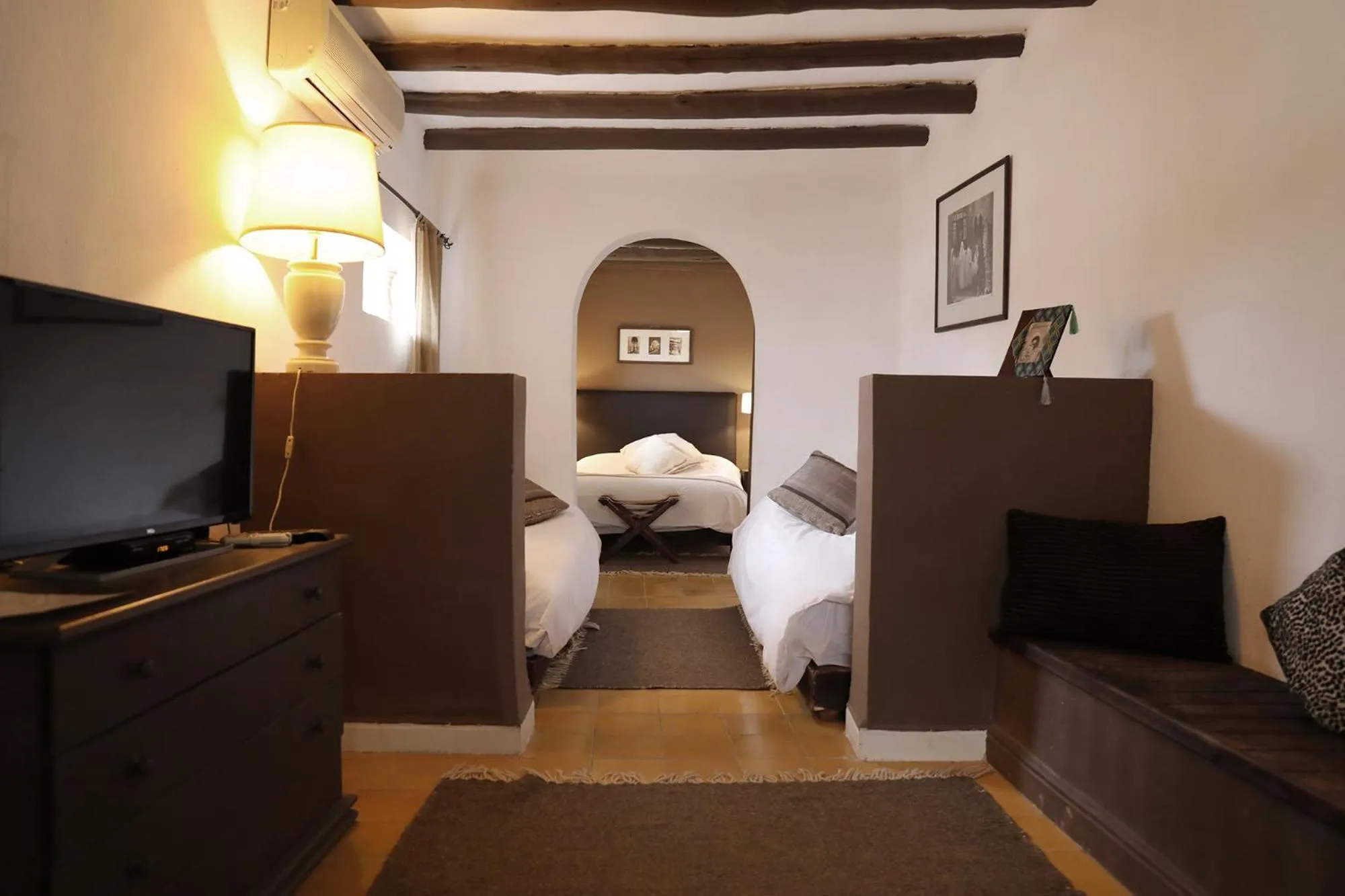 TV and multimedia, Bed in Le Petit Hôtel du Flouka