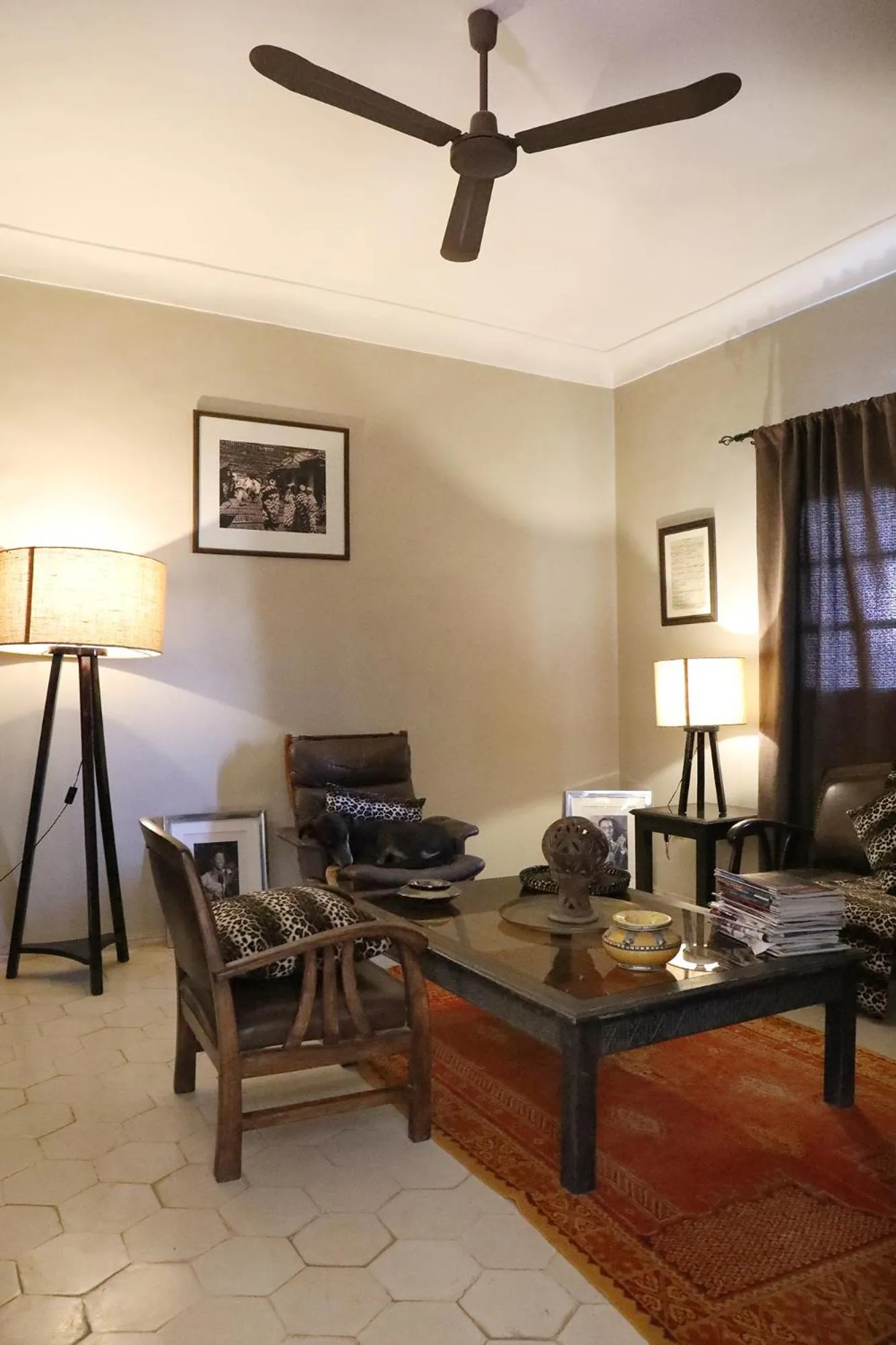 Communal lounge/ TV room in Le Petit Hôtel du Flouka