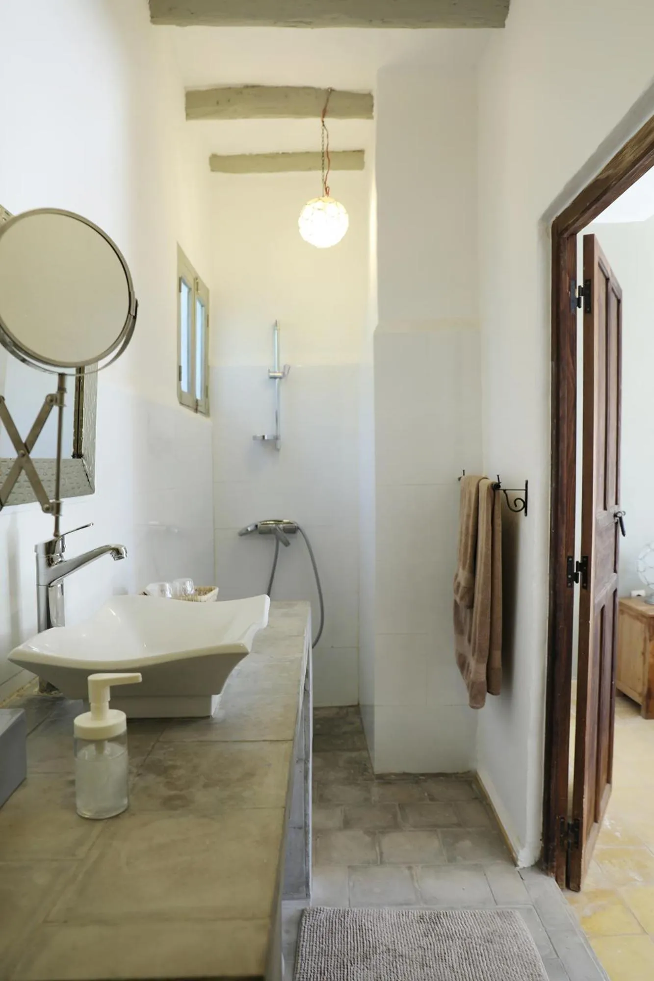 Shower in Le Petit Hôtel du Flouka