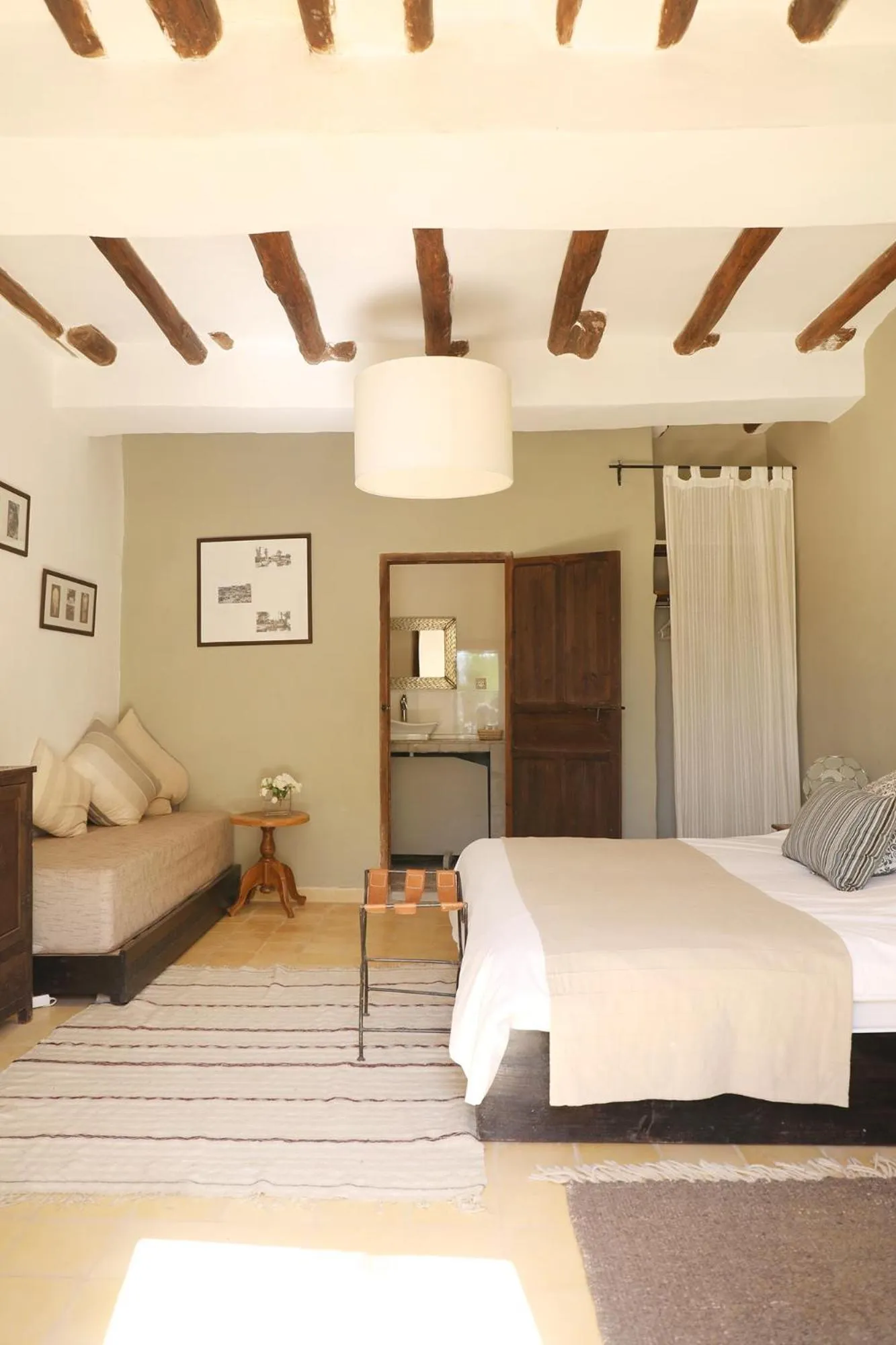 Bed in Le Petit Hôtel du Flouka