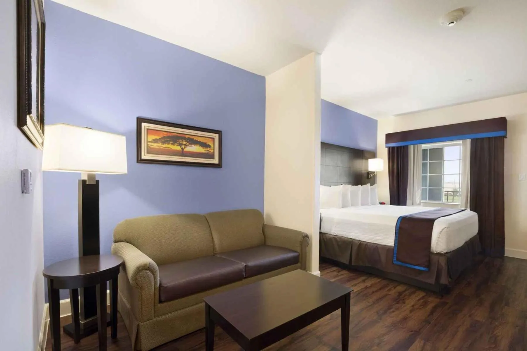 Bed in Days Inn & Suites by Wyndham Galveston West/Seawall