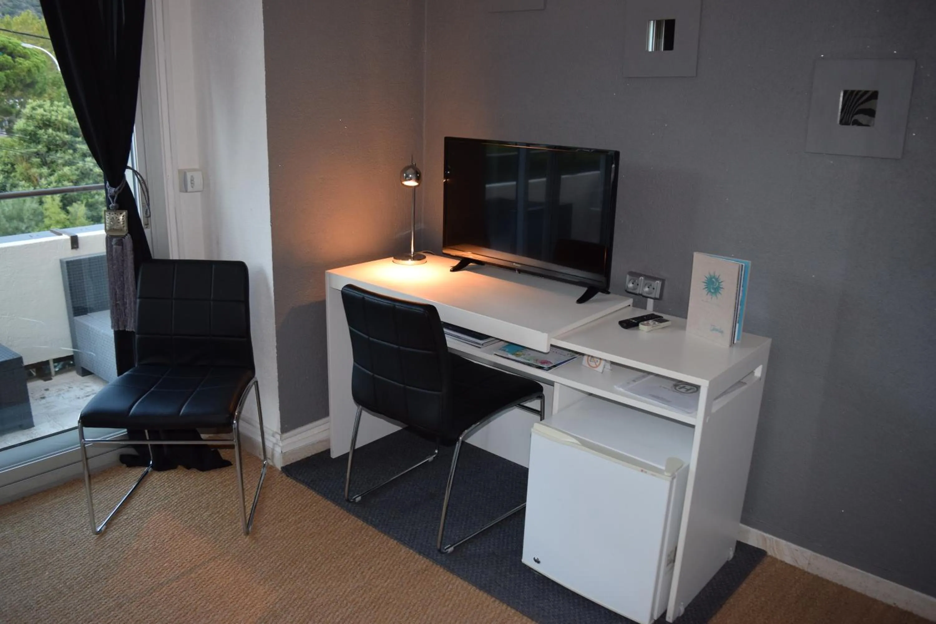 TV and multimedia in Hotel L'Orangeraie