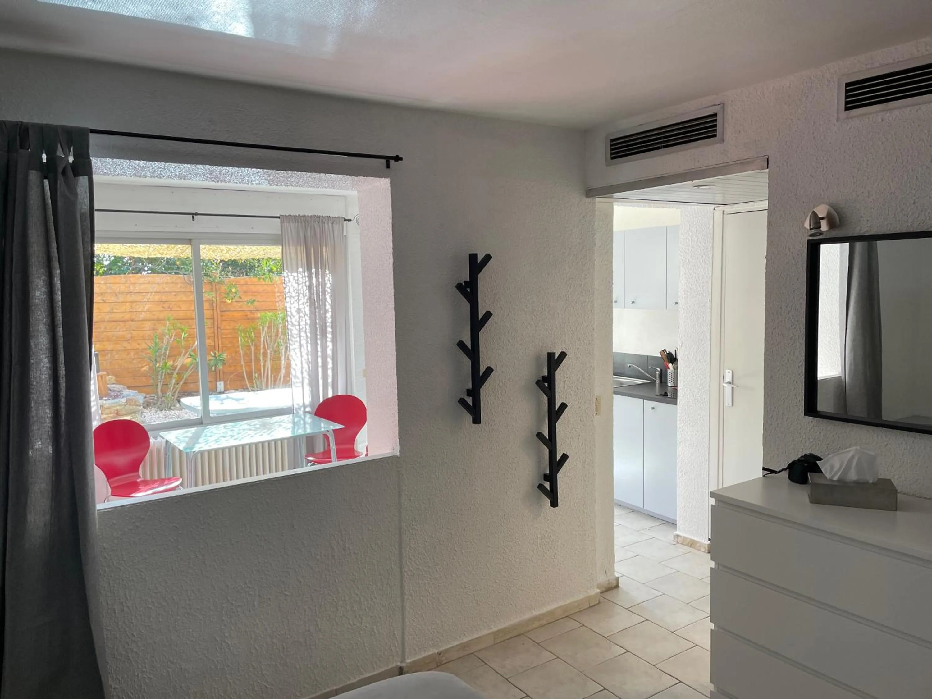 Photo of the whole room in Hotel L'Orangeraie