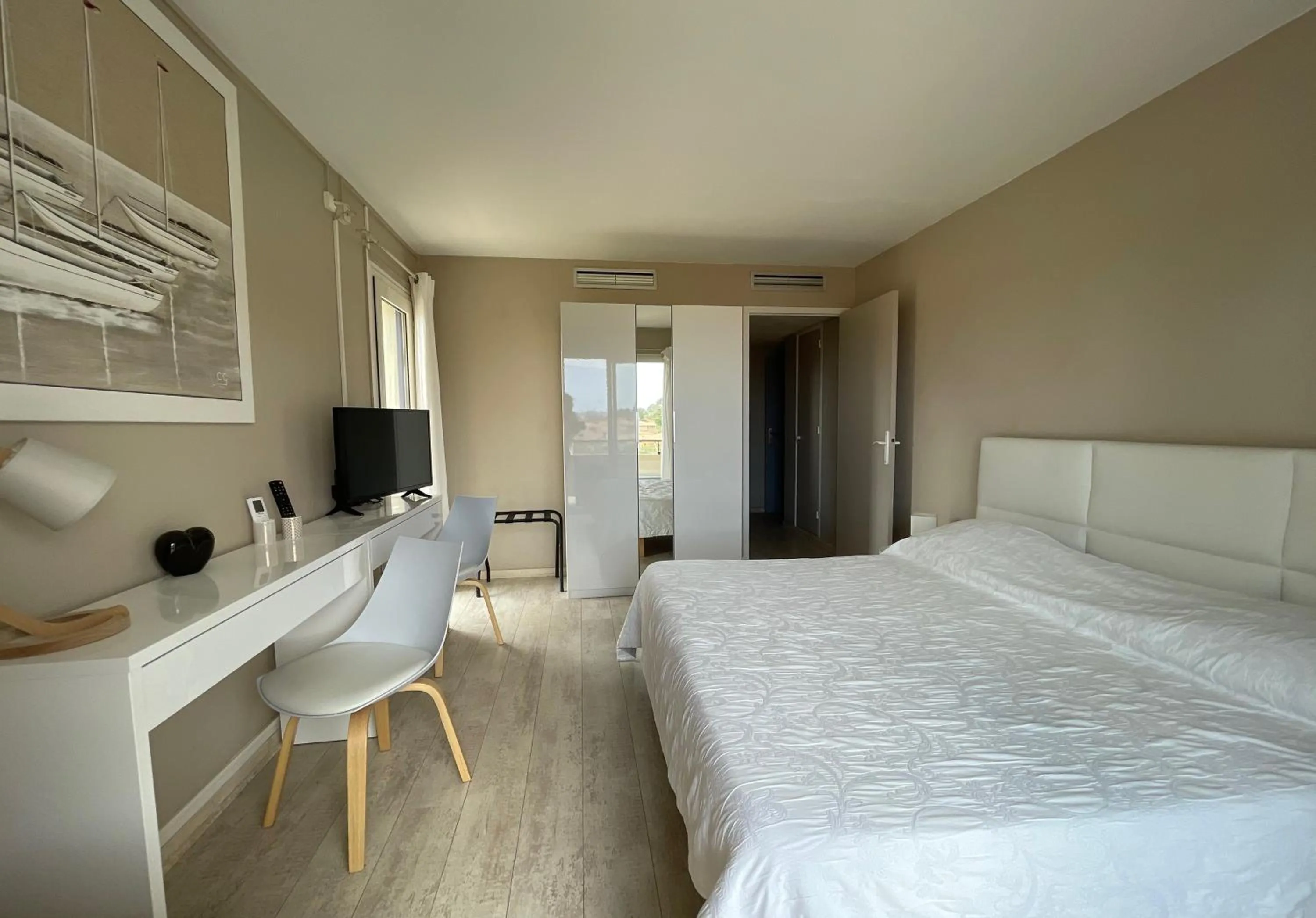 Photo of the whole room, Bed in Hotel L'Orangeraie