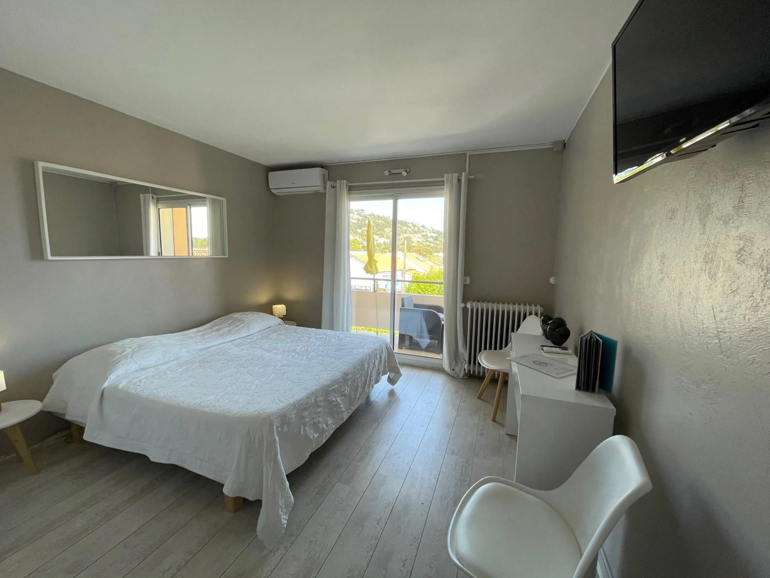 Photo of the whole room, Bed in Hotel L'Orangeraie