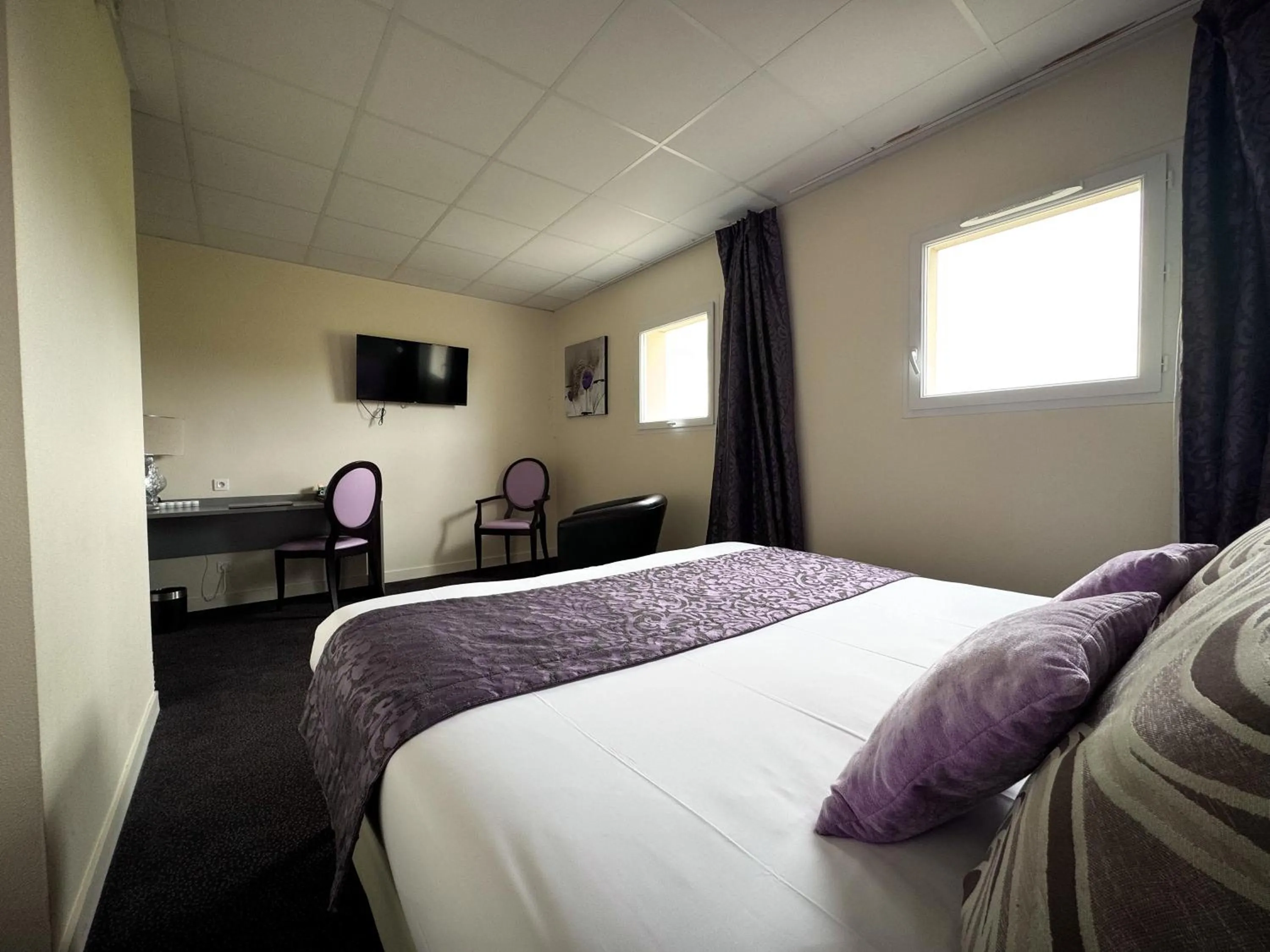 Bedroom, Bed in BRIT HOTEL CONFORT ALEXIA - La Souterraine