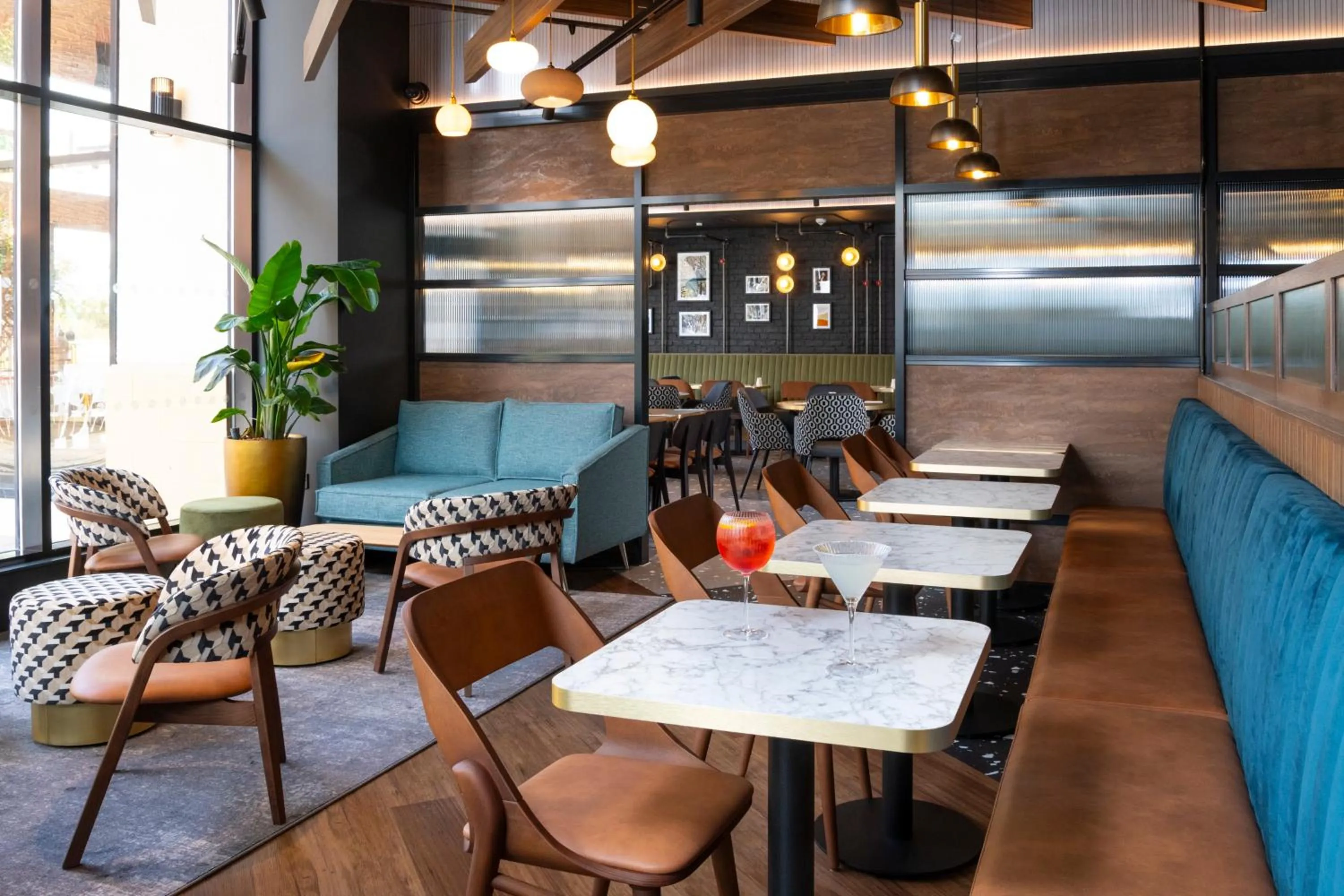 Lounge or bar in Holiday Inn Derby Riverlights by IHG