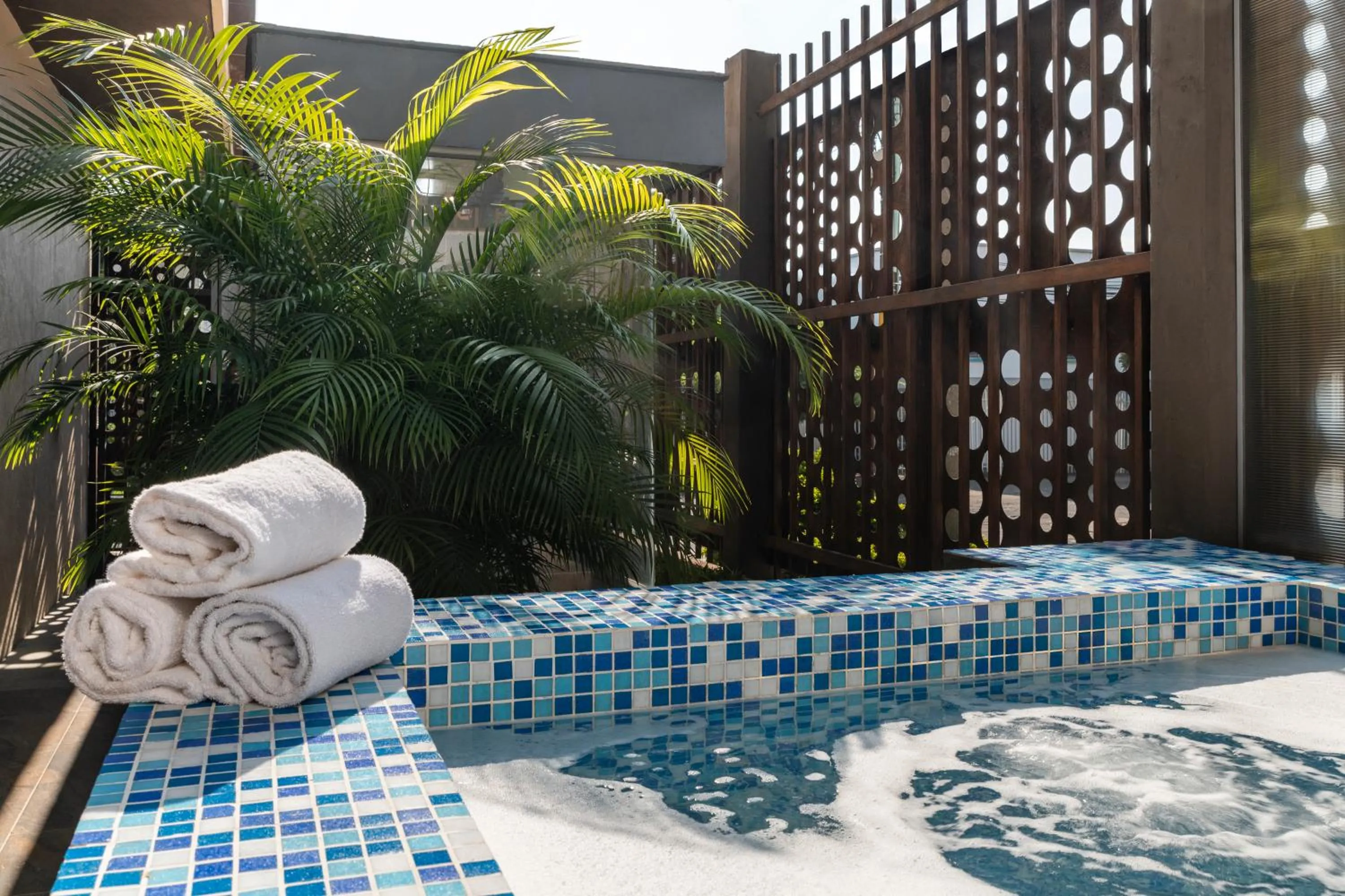 Swimming pool in Hotel MS Pacifico Chipichape