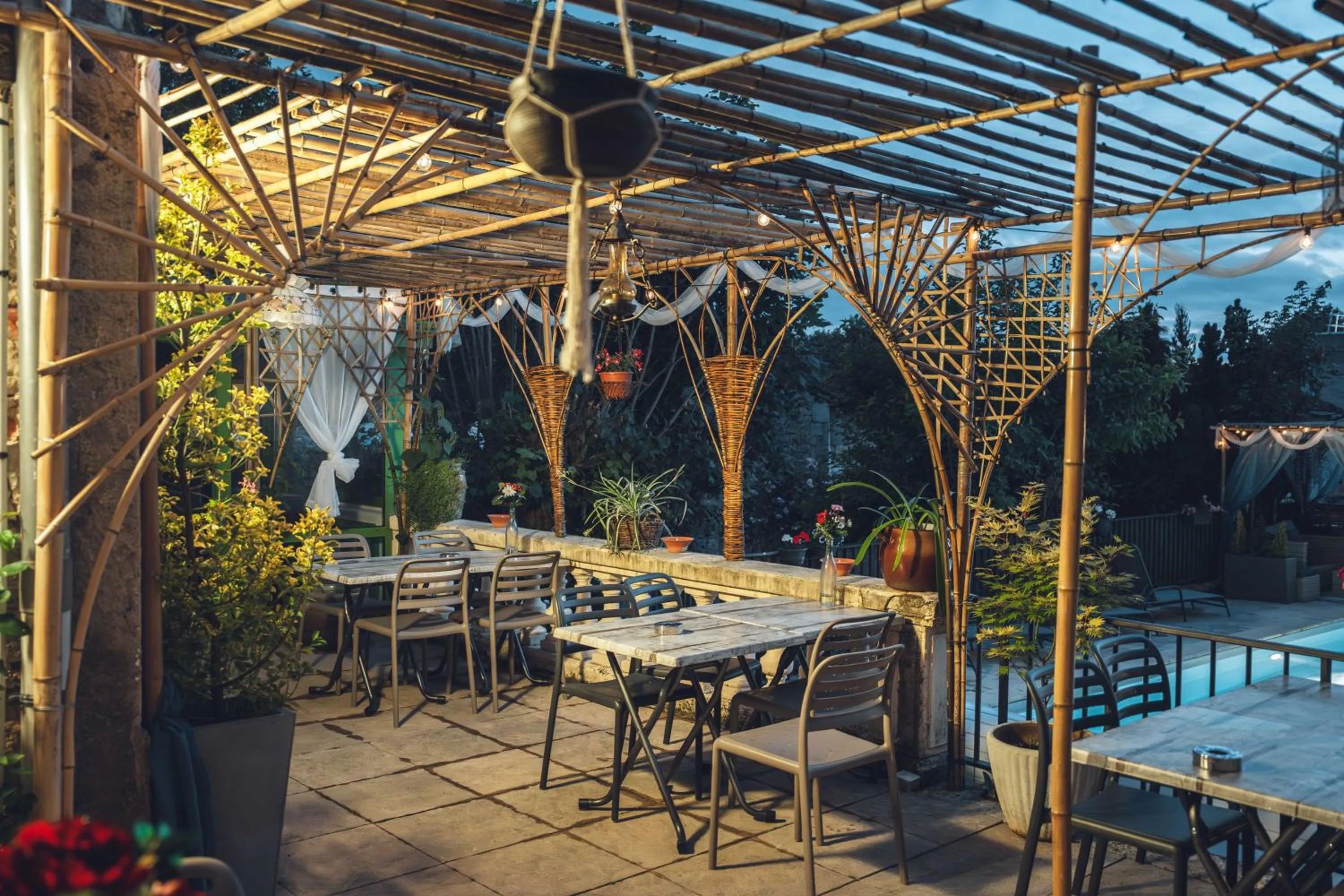 Patio in Logis Hôtel Vuillot