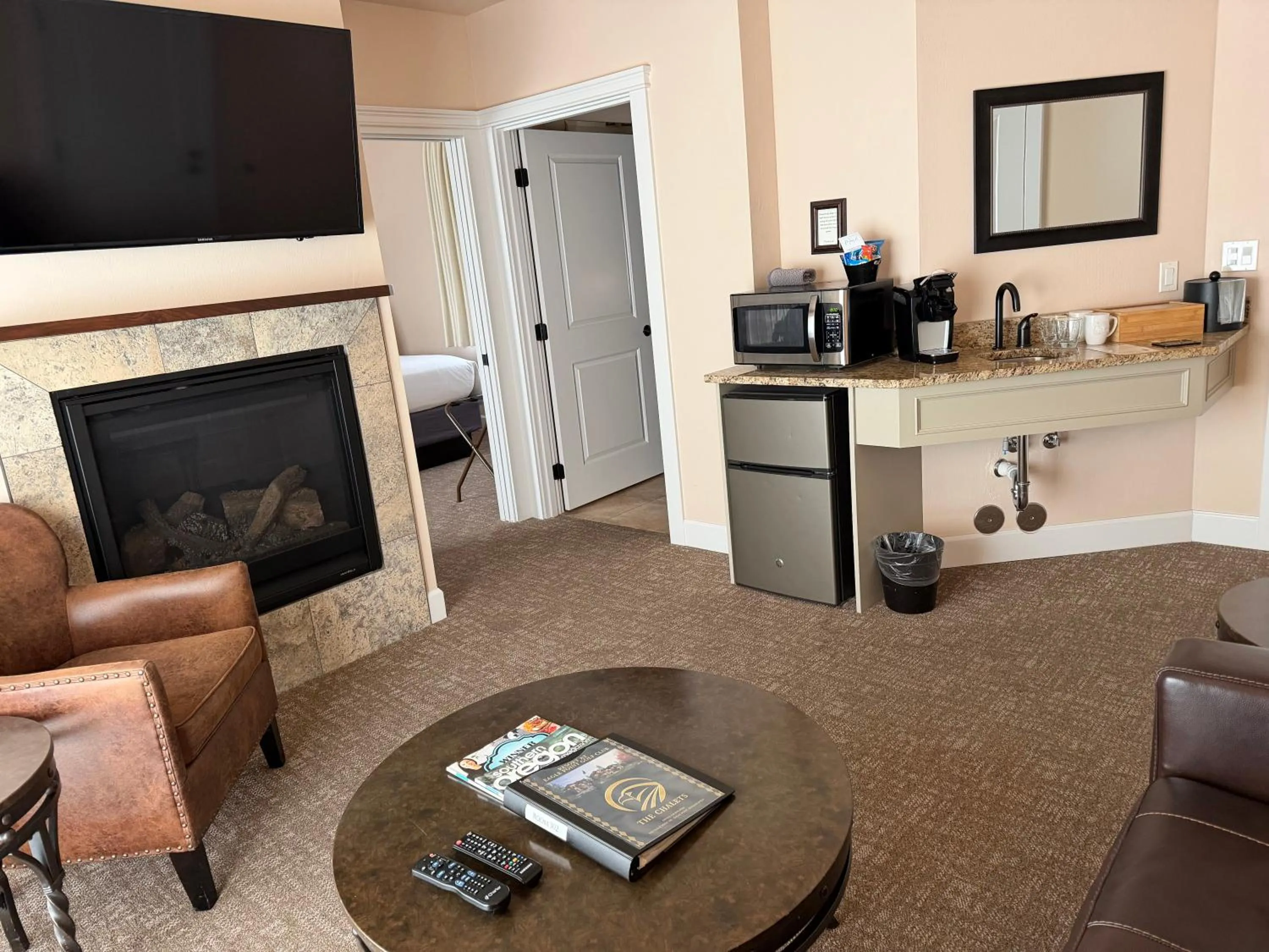 TV and multimedia in Resort at Eagle Point Golf Club Lodging