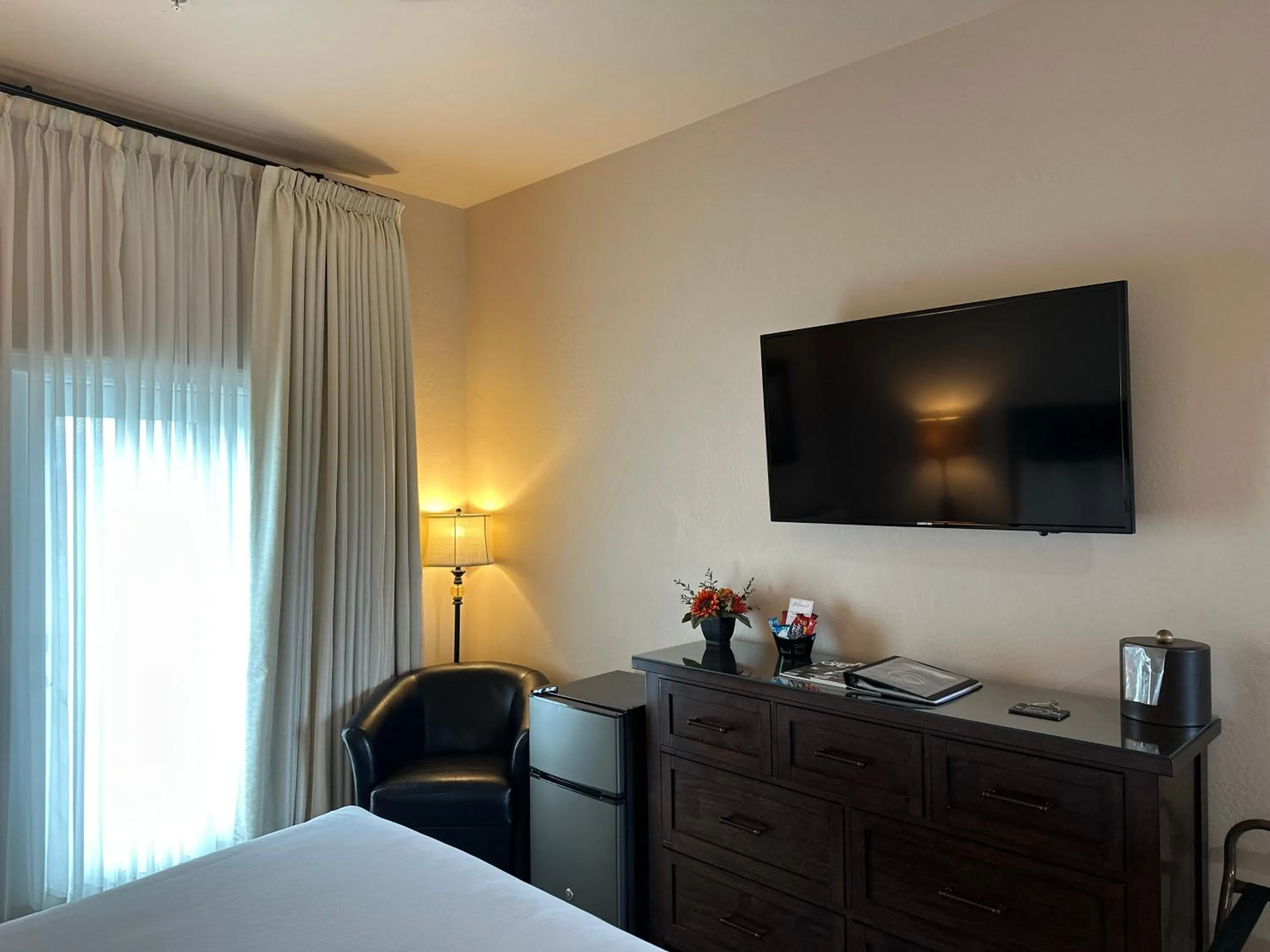 TV and multimedia, Bed in Resort at Eagle Point Golf Club Lodging