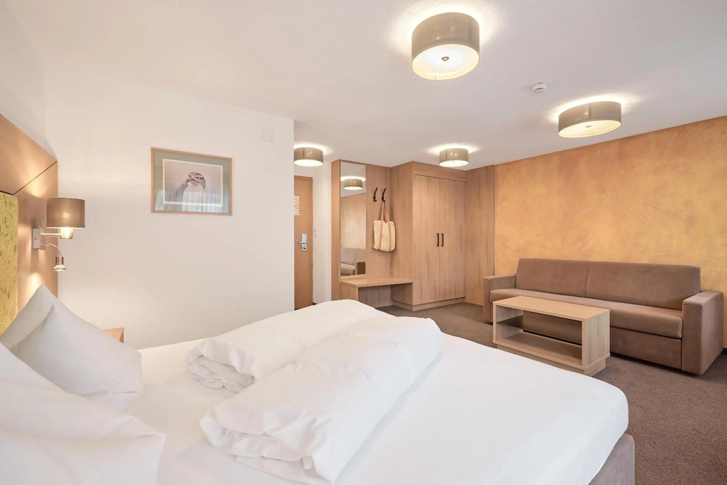 Photo of the whole room, Bed in Riders In