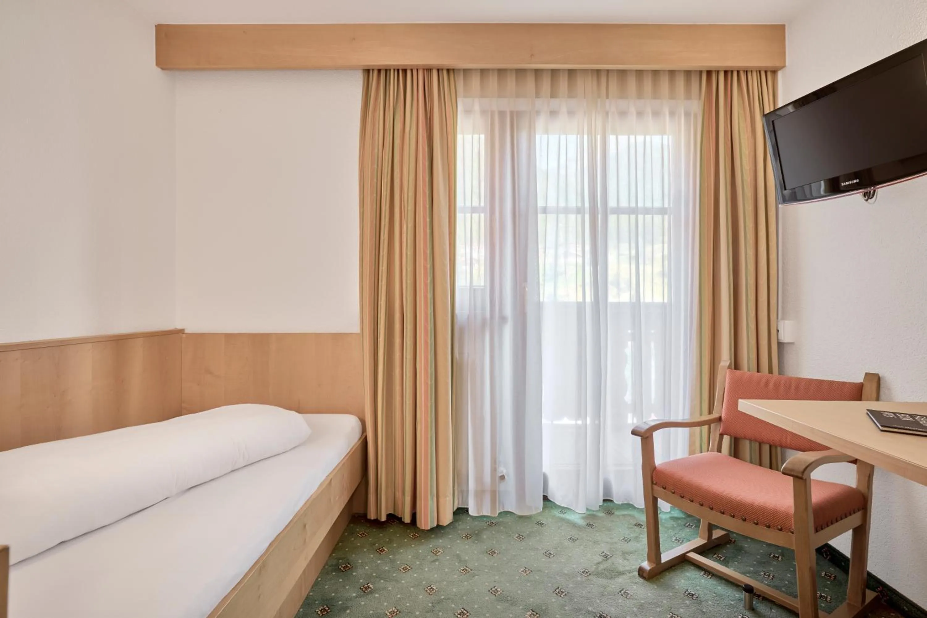 Seating area, Bed in Riders In