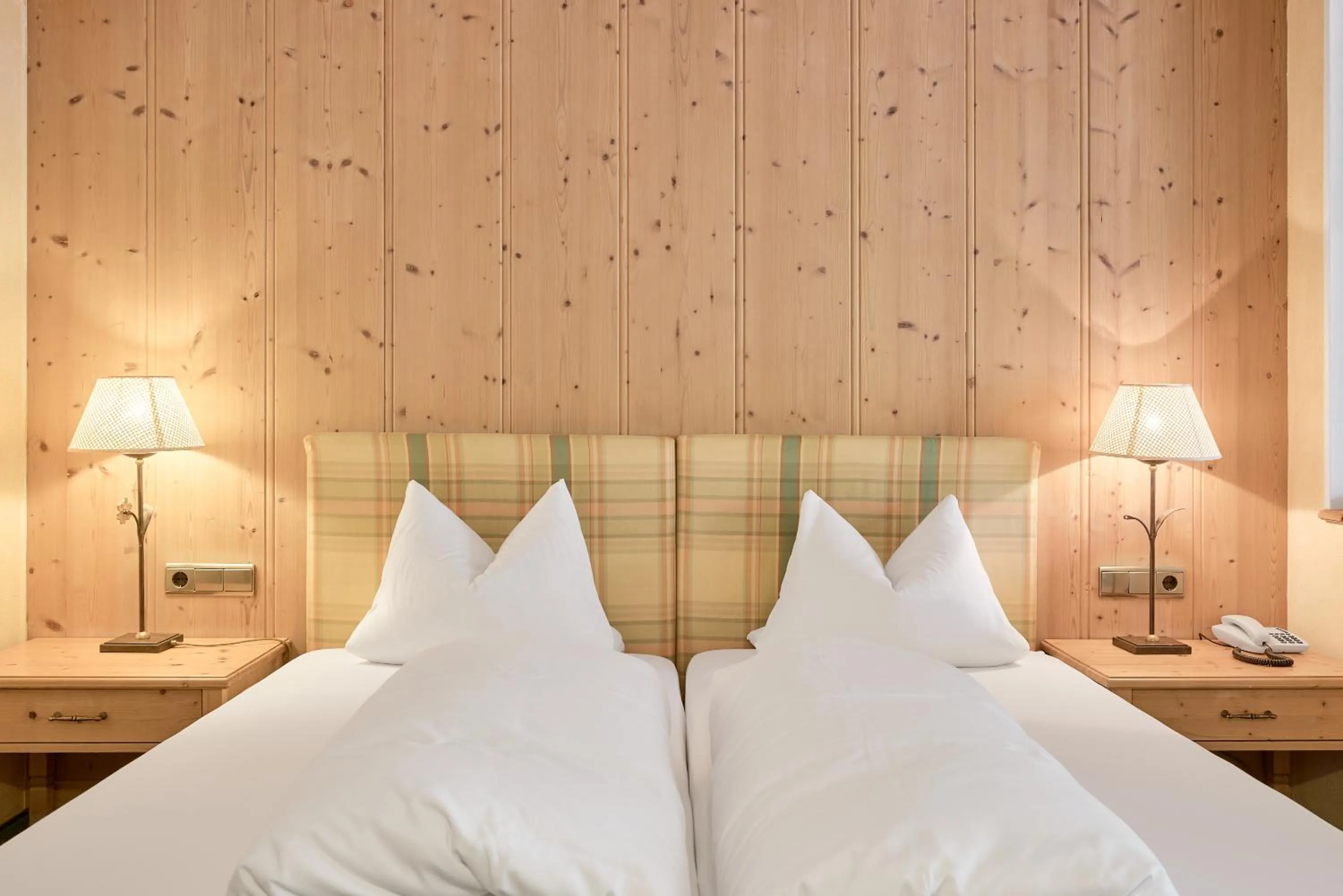 Photo of the whole room, Bed in Riders In