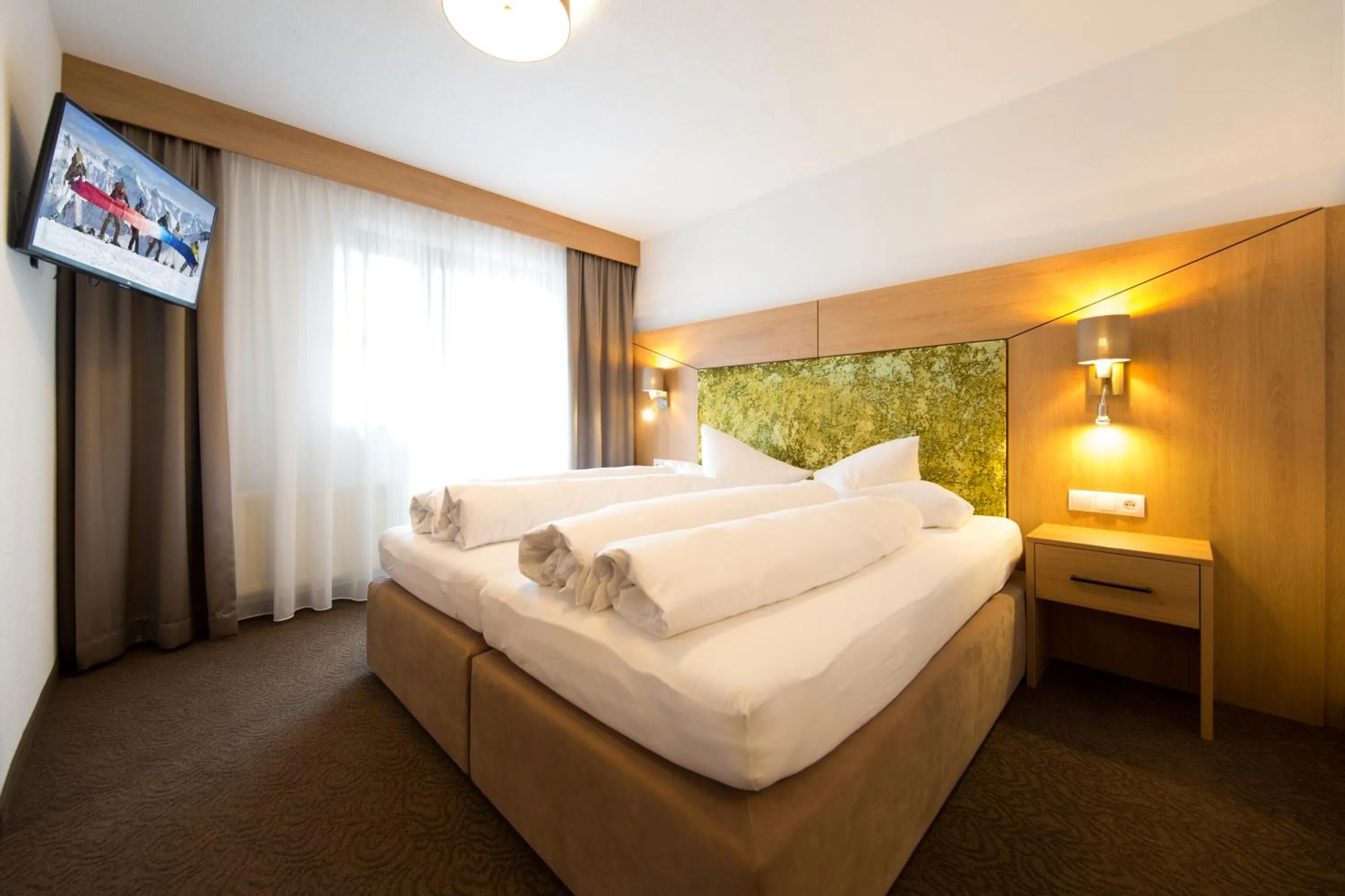 Photo of the whole room, Bed in Riders In