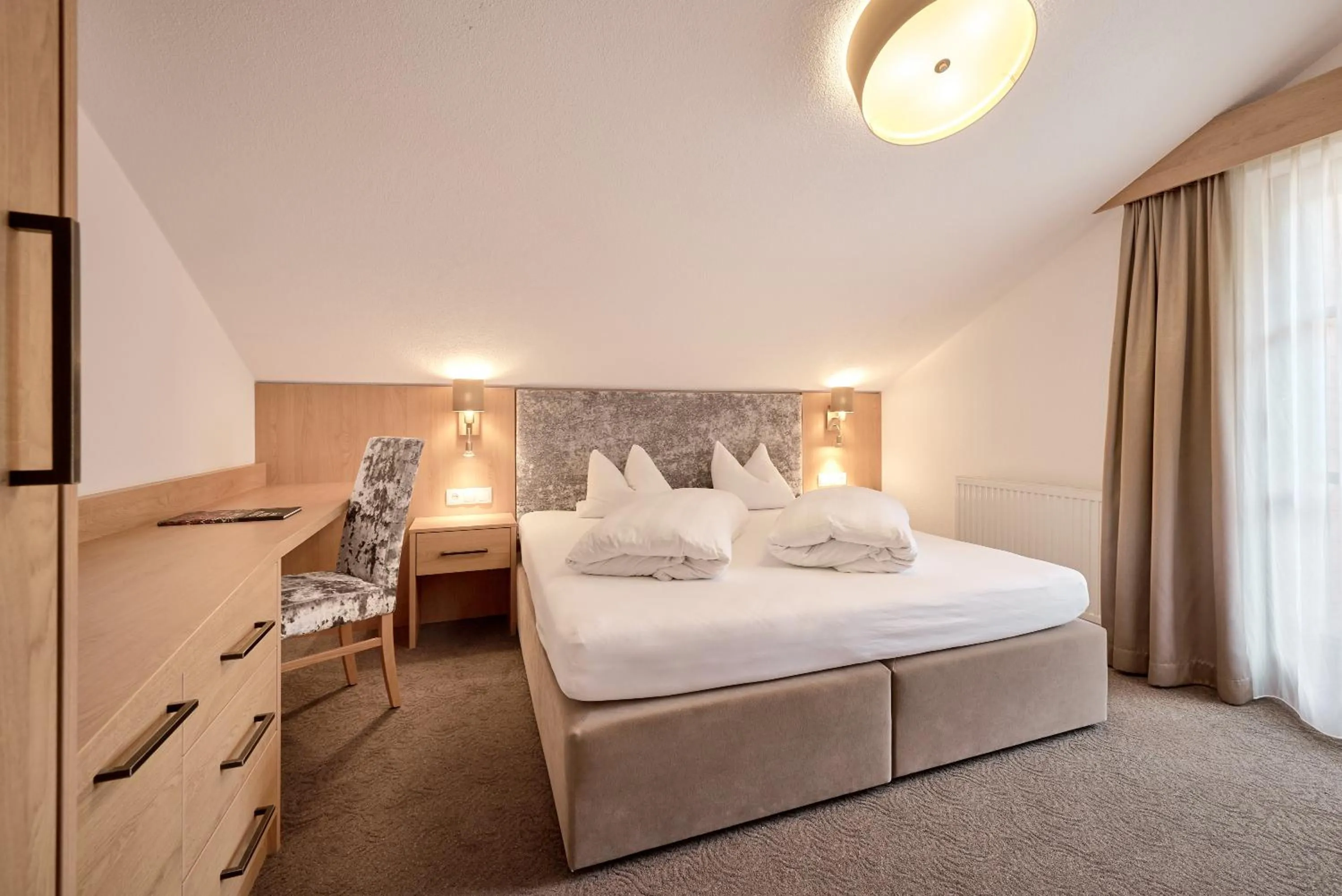 Photo of the whole room, Bed in Riders In