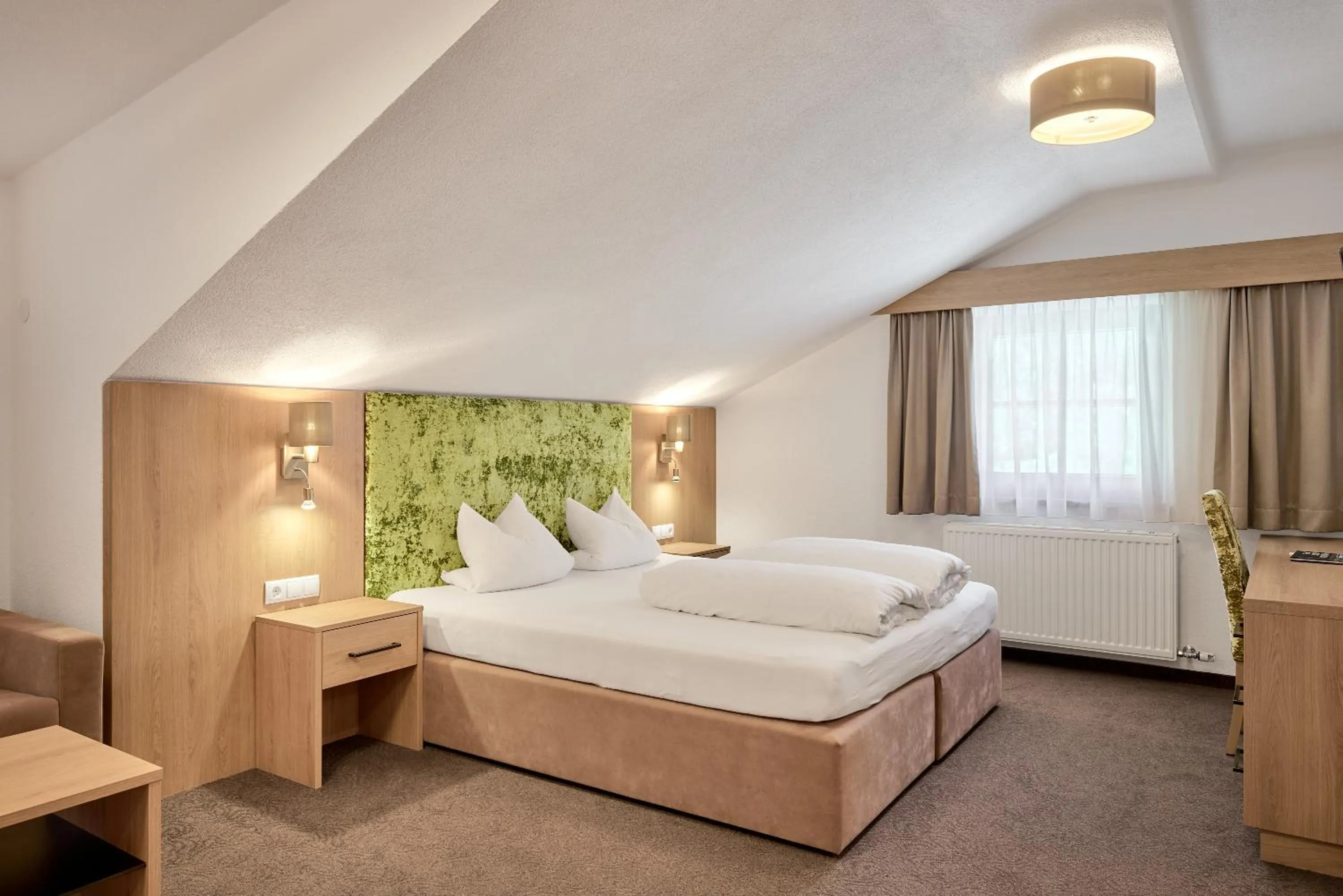 Photo of the whole room, Bed in Riders In