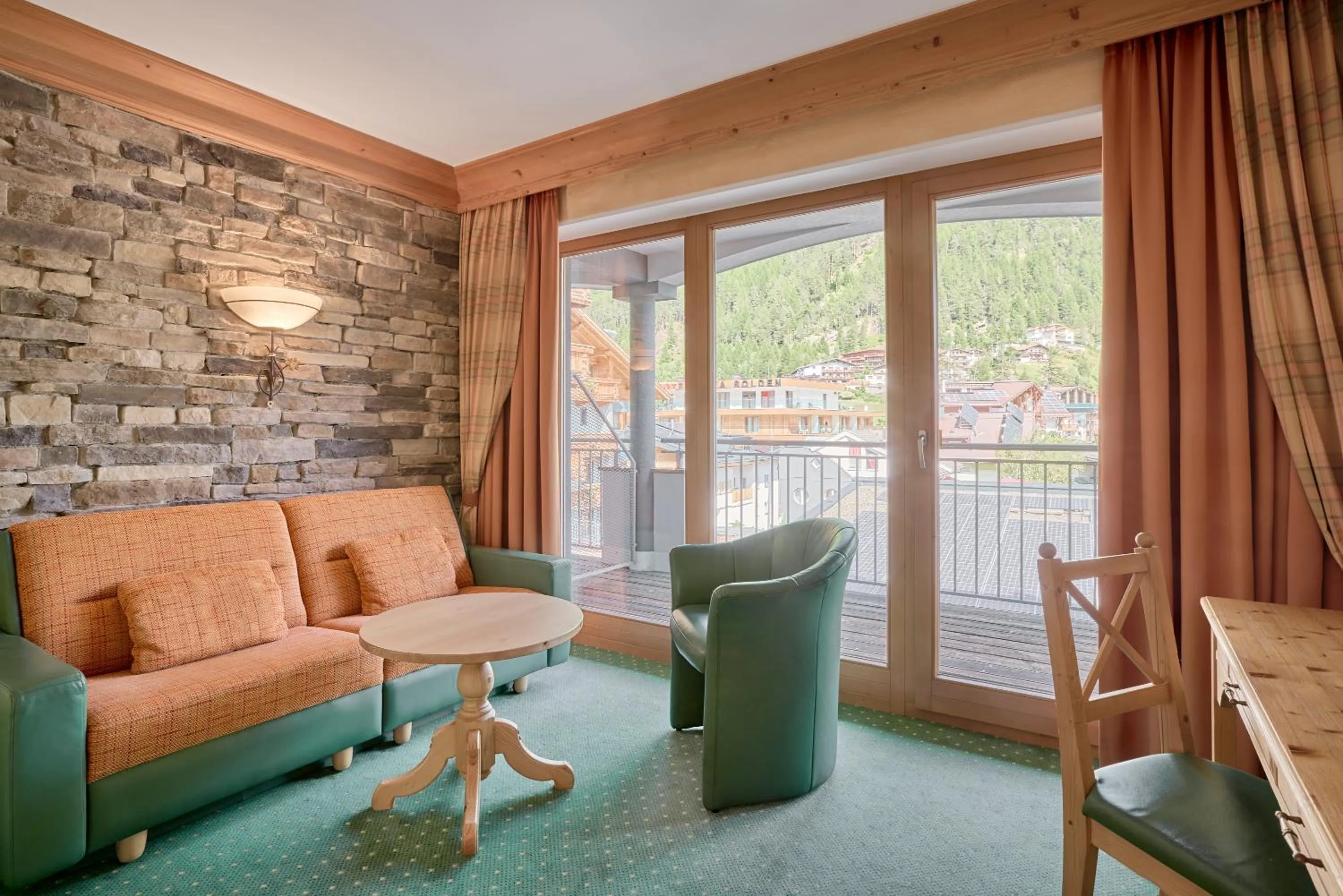 Photo of the whole room in Riders In