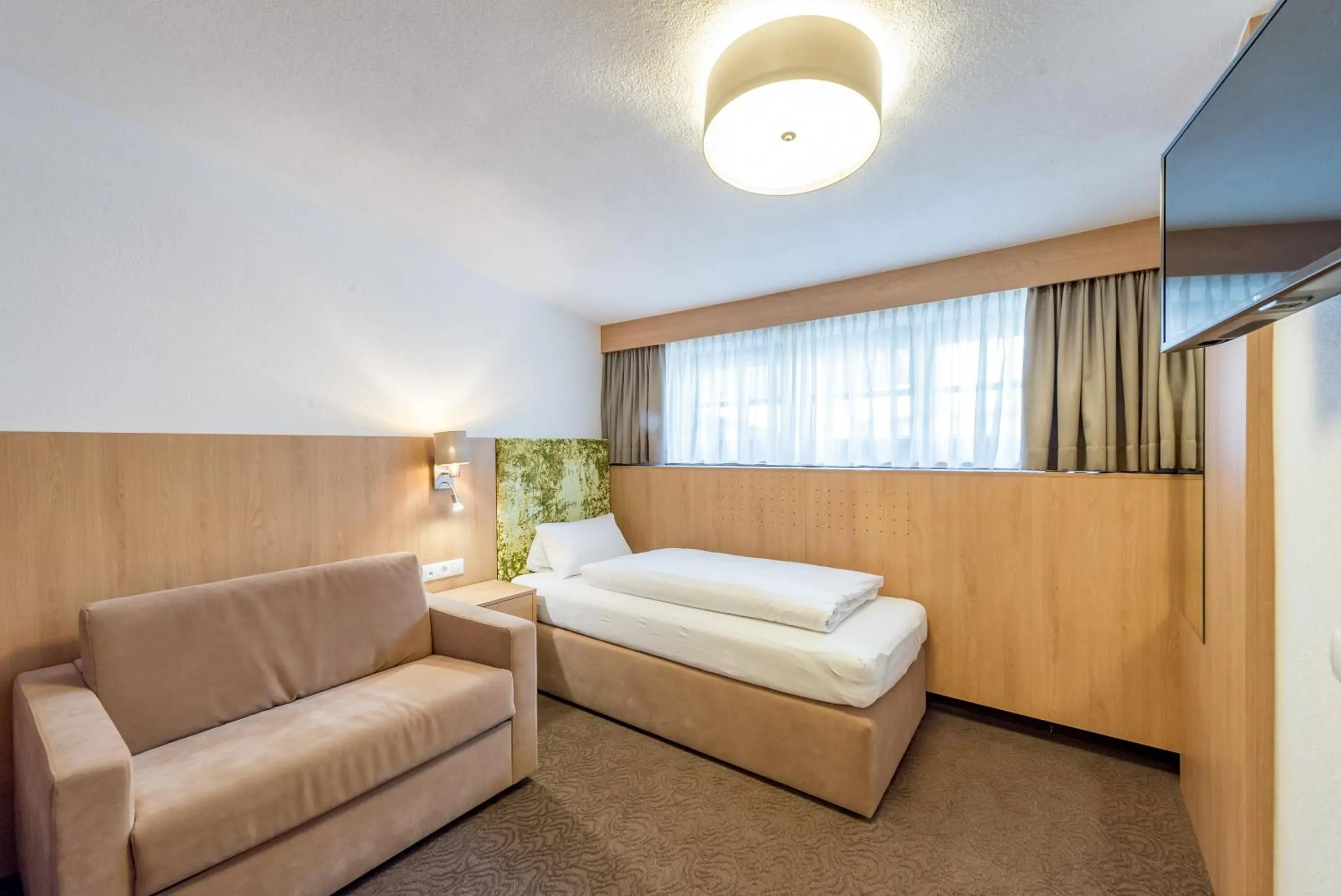 Photo of the whole room, Bed in Riders In