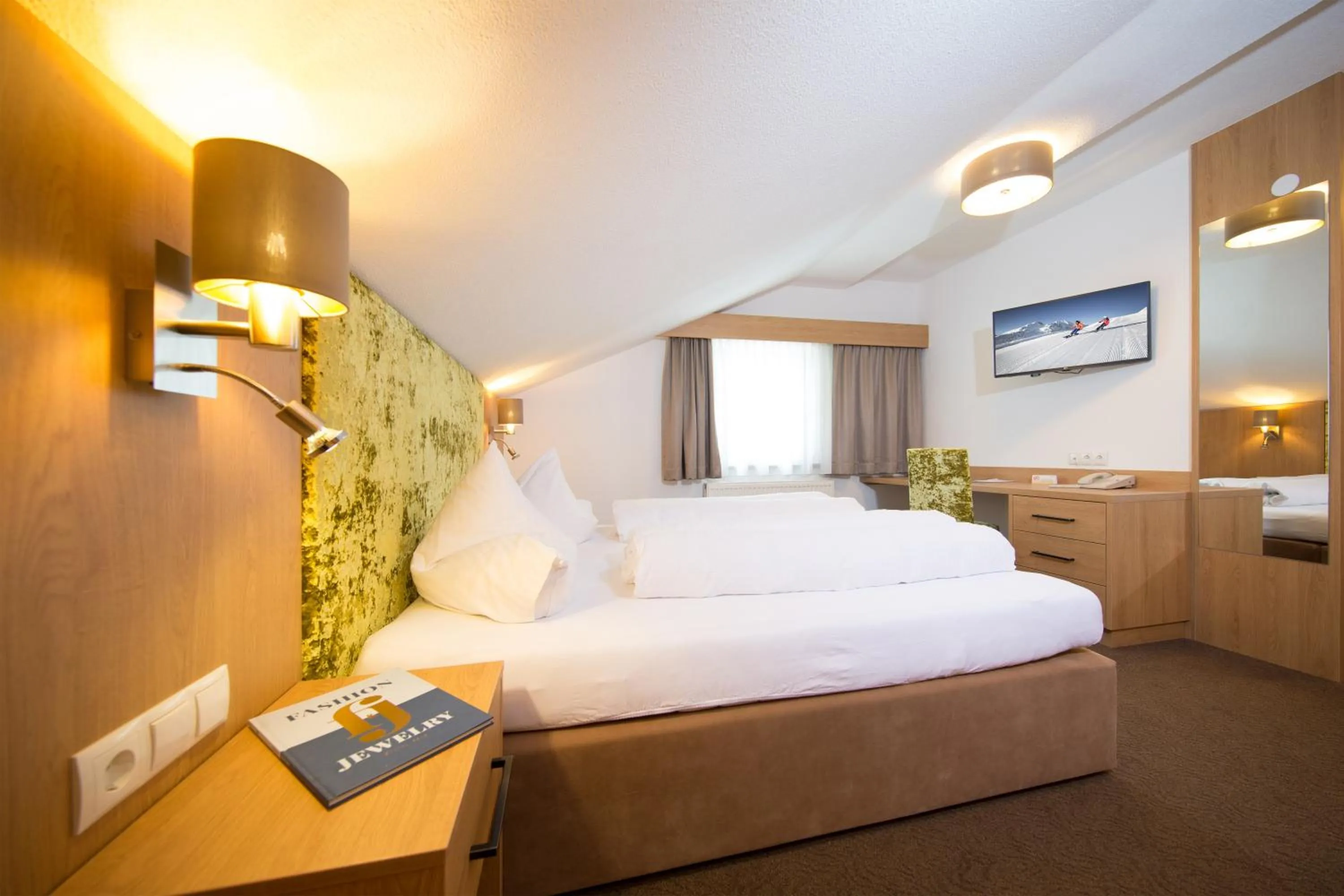 Photo of the whole room, Bed in Riders In