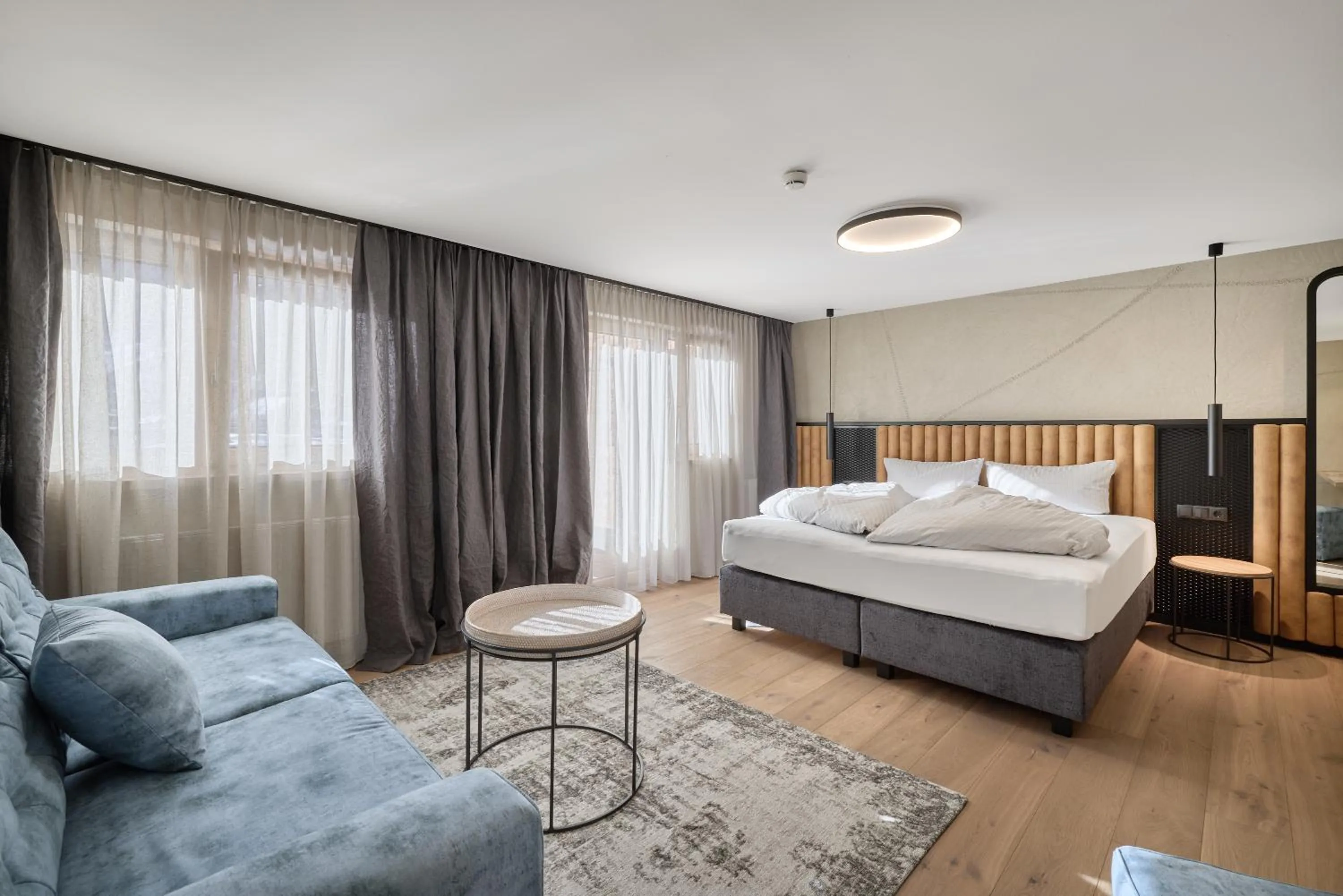 Photo of the whole room, Bed in Riders In