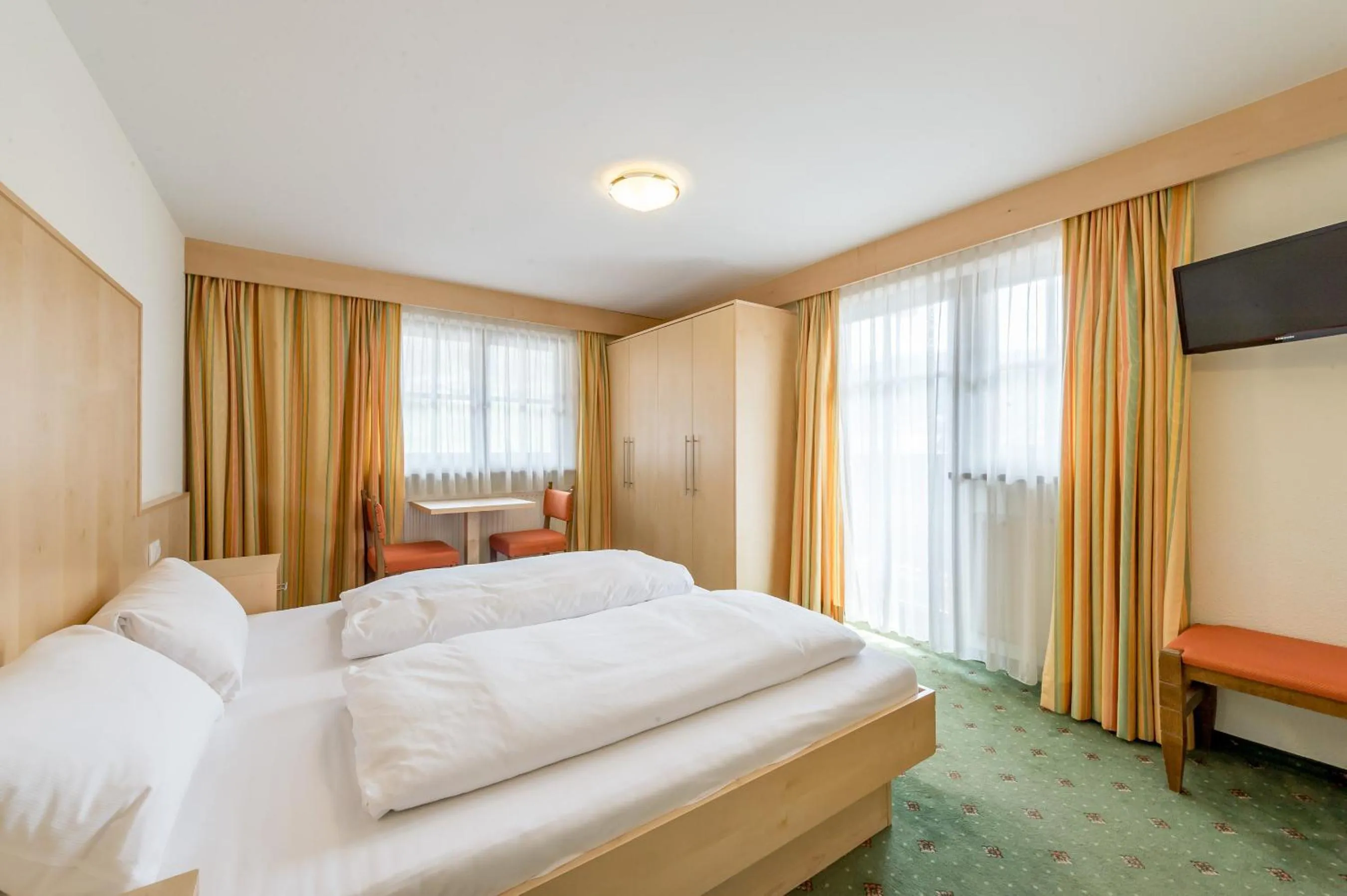 Photo of the whole room, Bed in Riders In