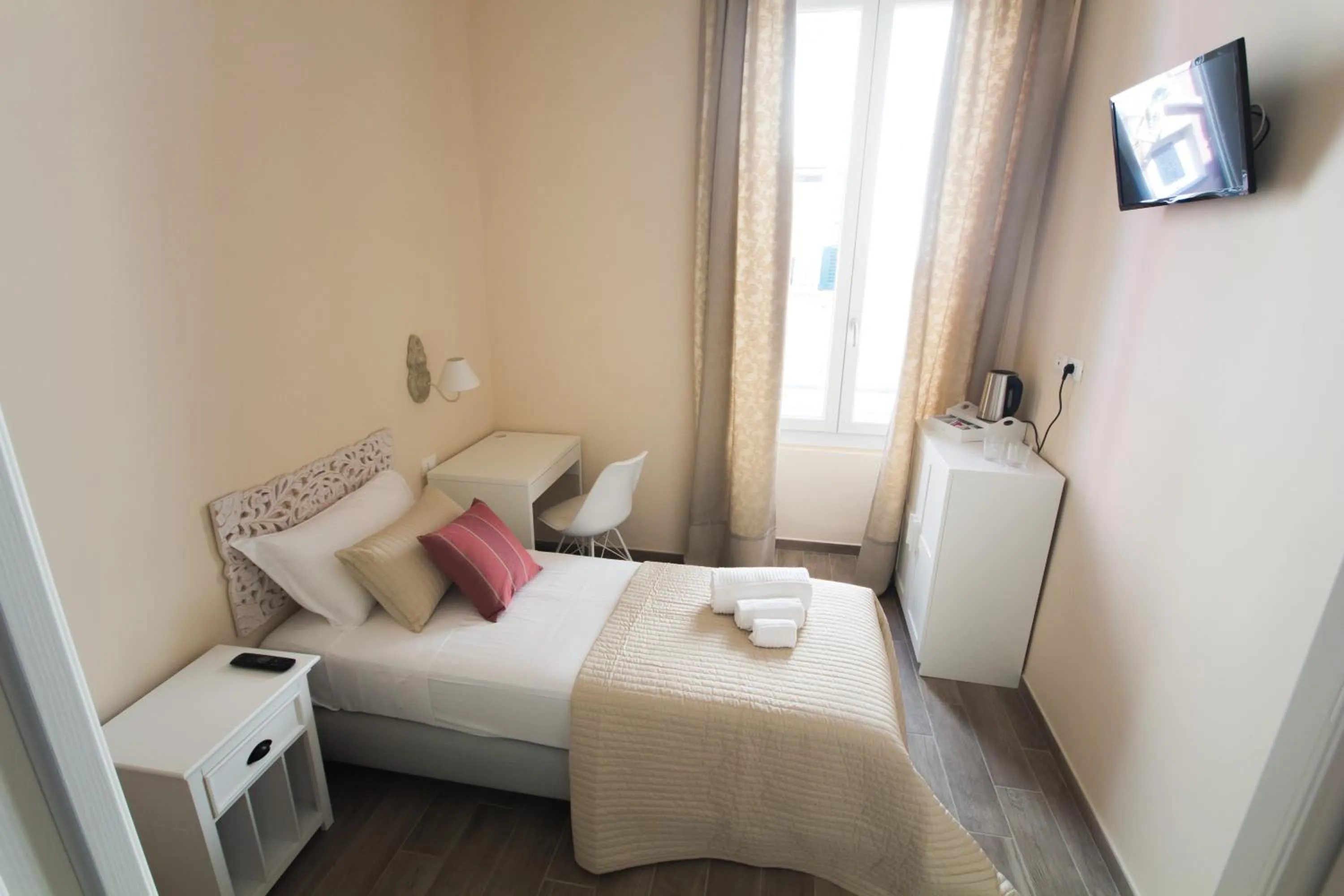 Photo of the whole room, Bed in Emily Rooms