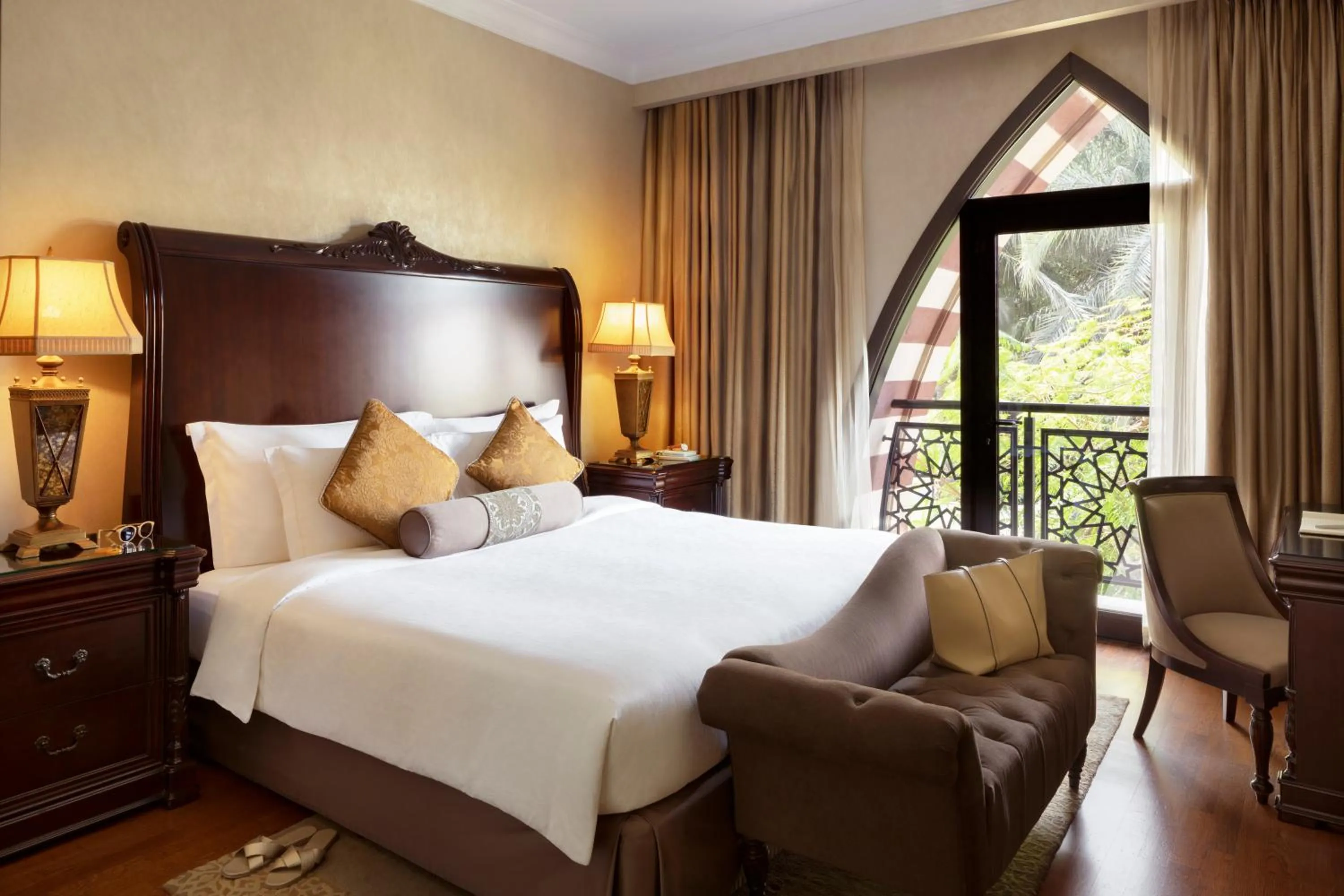 Bed in Jumeirah Zabeel Saray Dubai