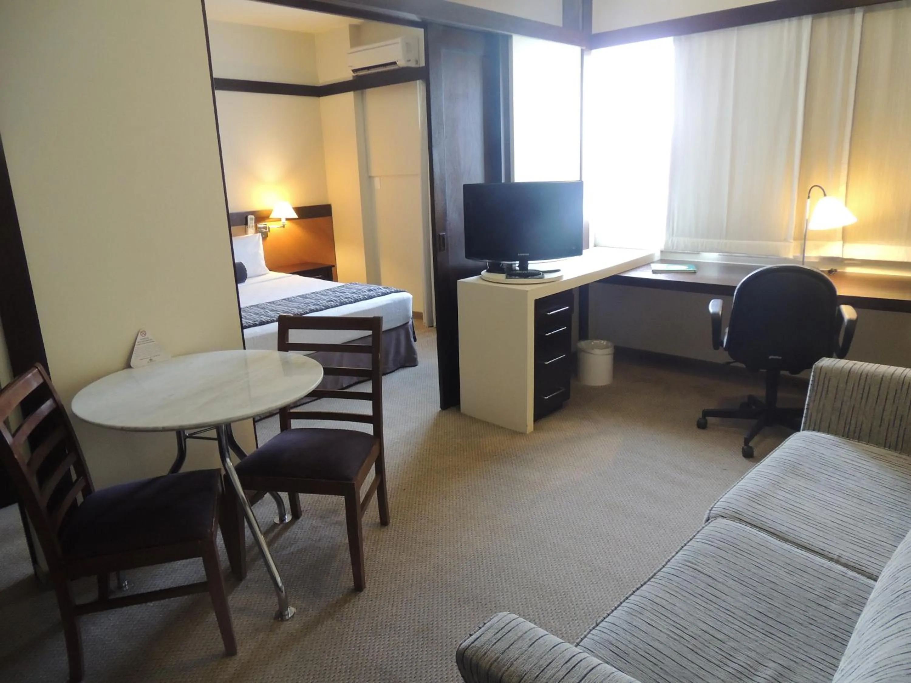 Photo of the whole room in Quality Suites Alphaville