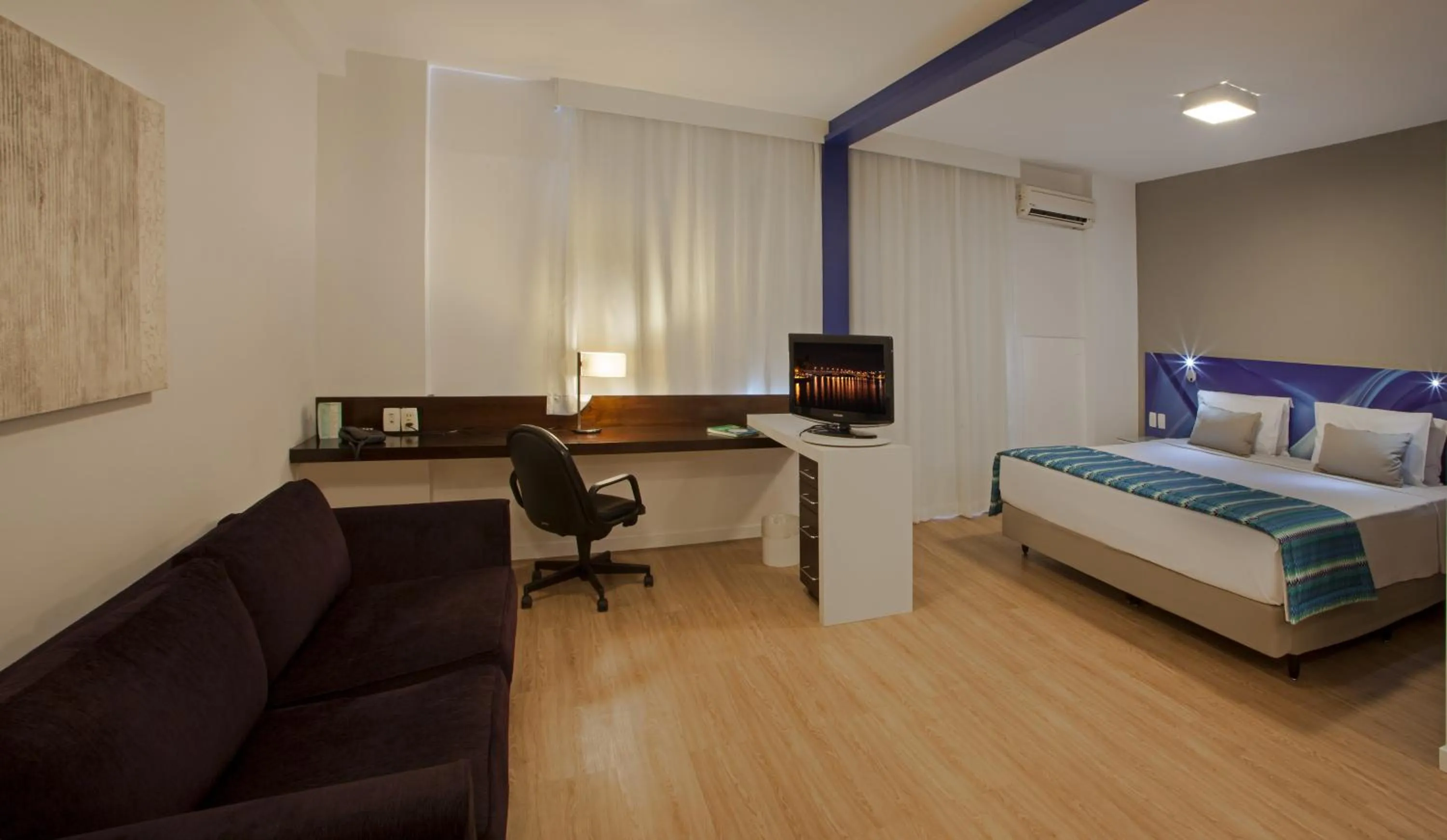 Living room, Bed in Quality Suites Alphaville