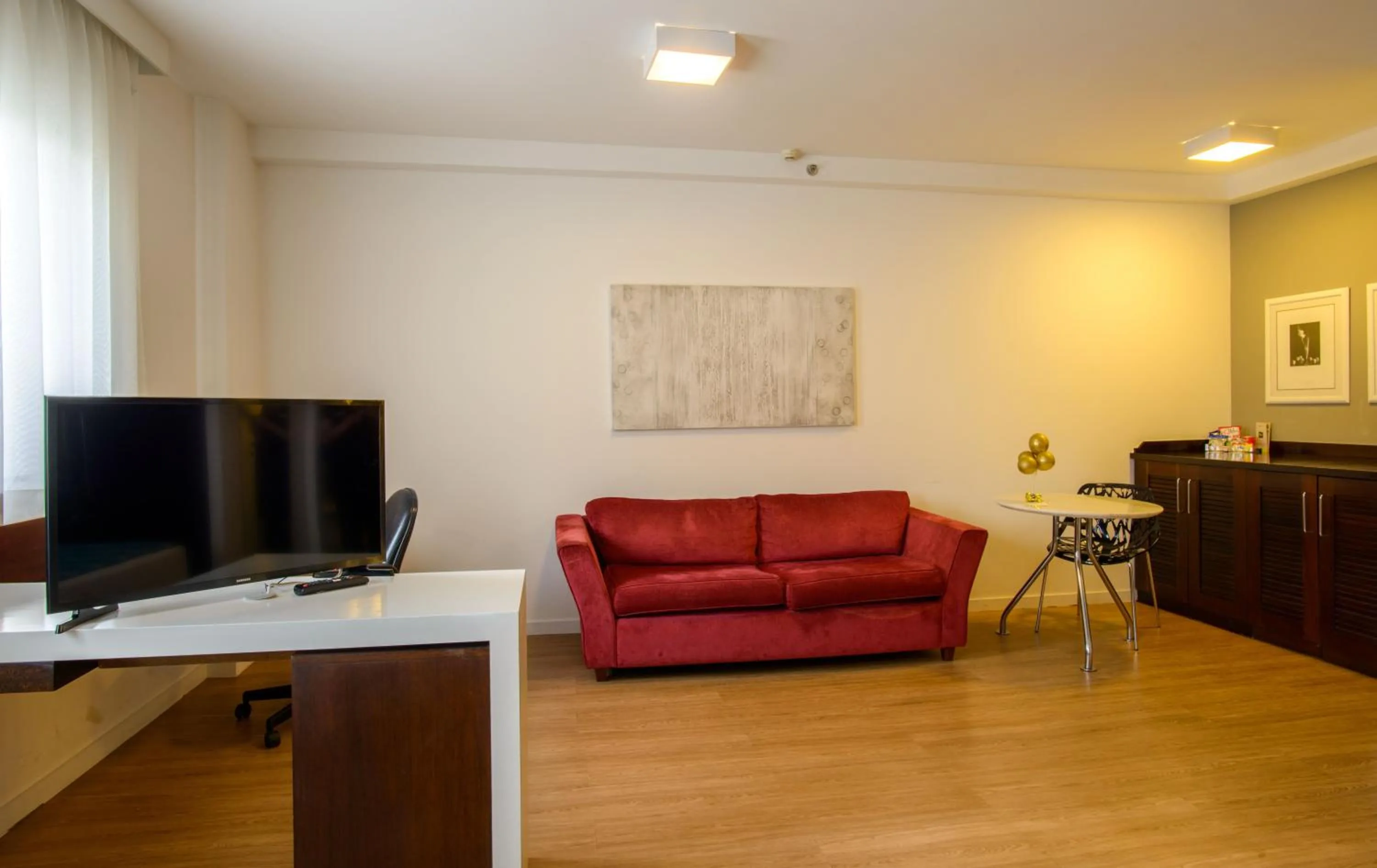 Photo of the whole room in Quality Suites Alphaville