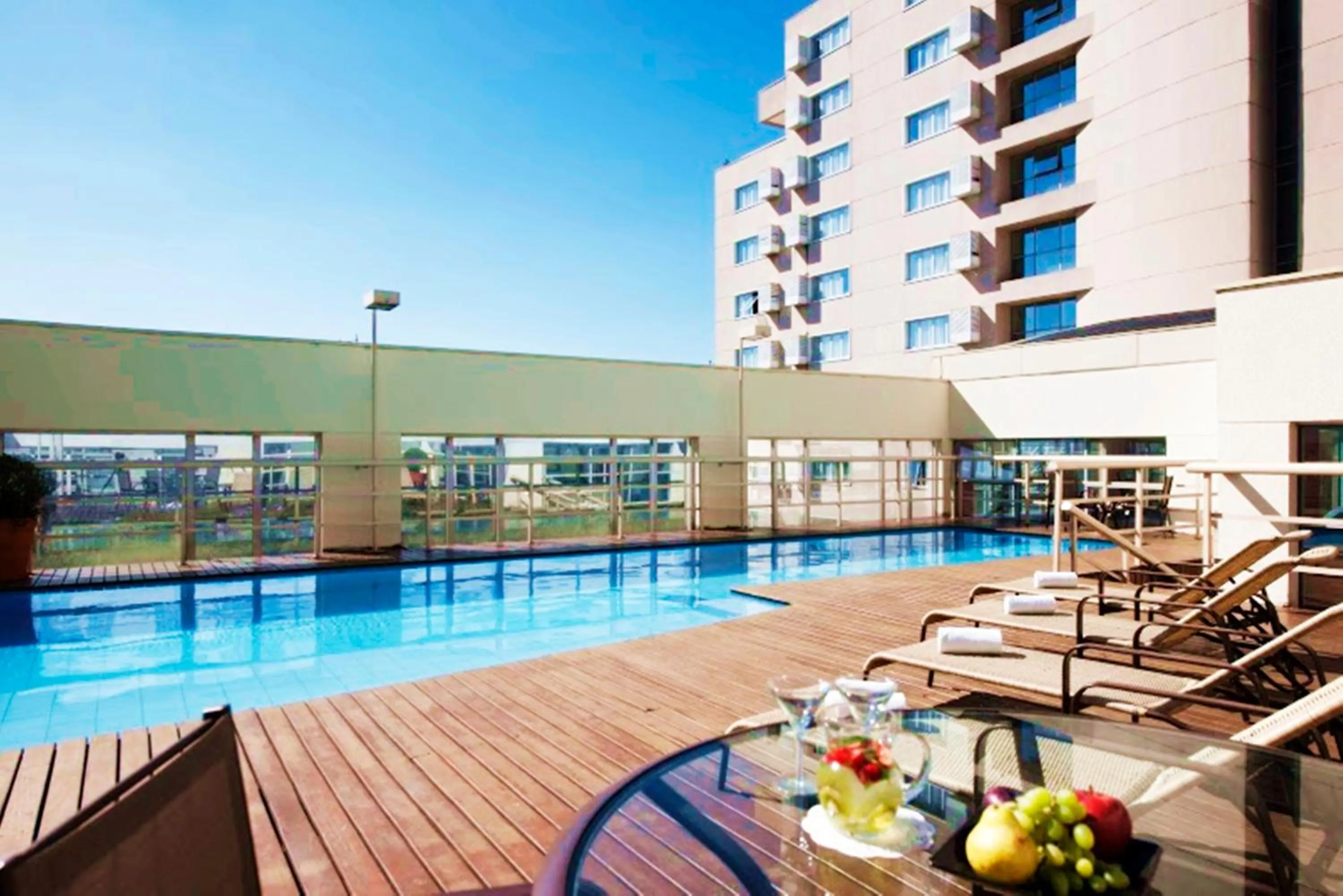 Swimming pool in Quality Suites Alphaville