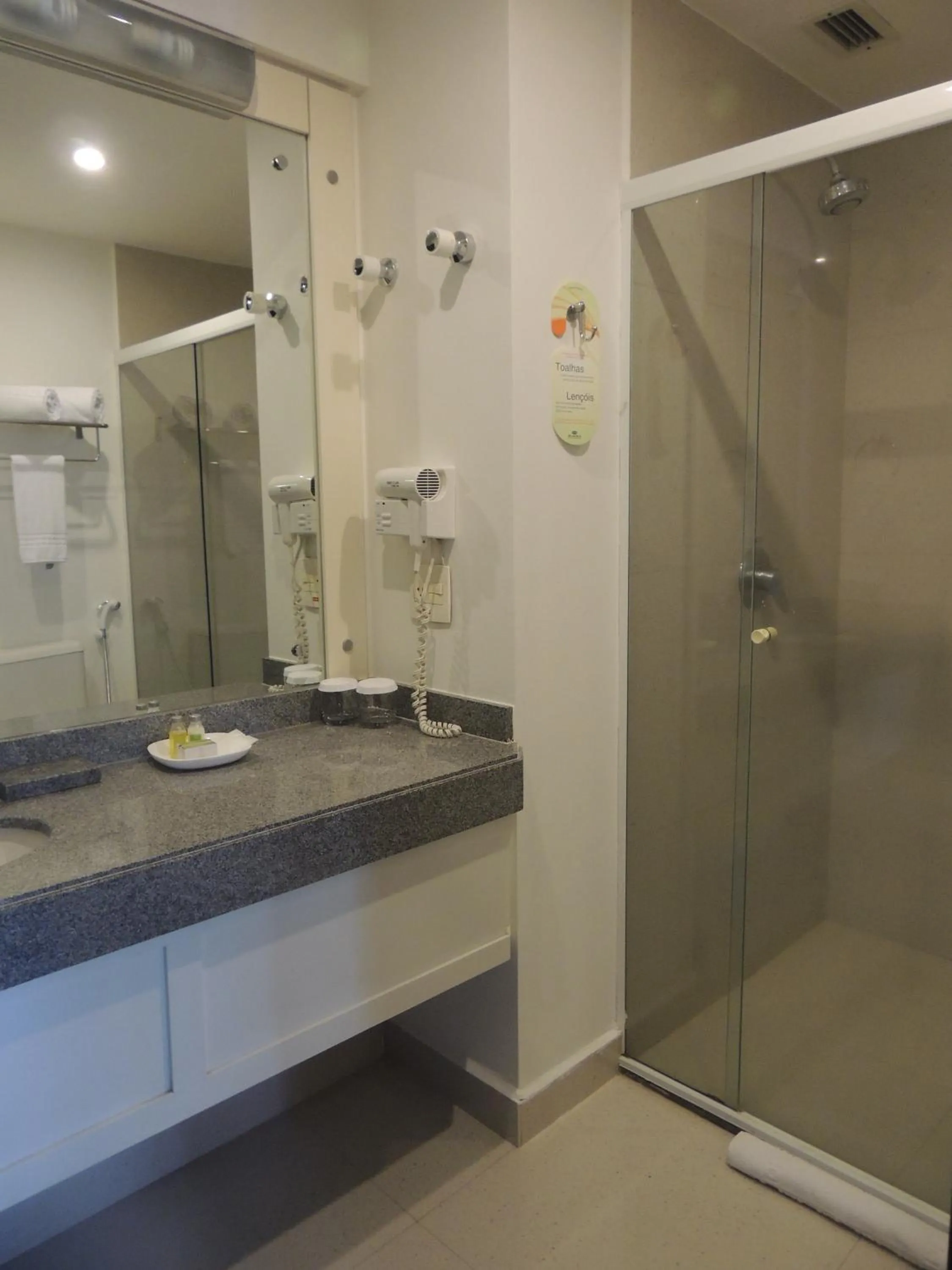Shower in Quality Suites Alphaville