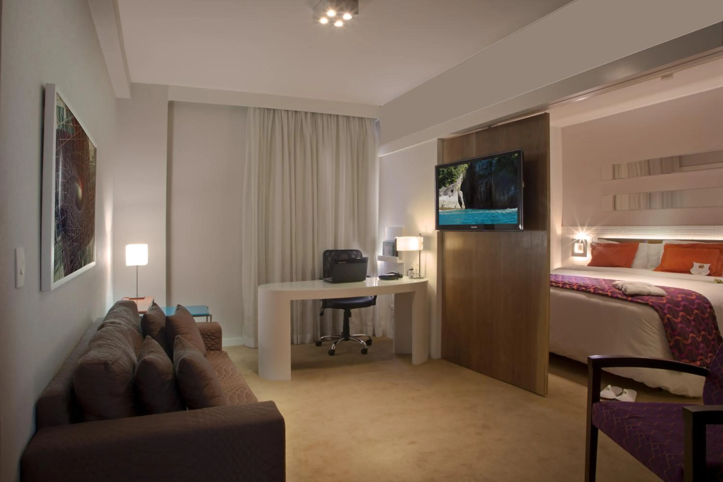 Photo of the whole room, Bed in Quality Suites Alphaville