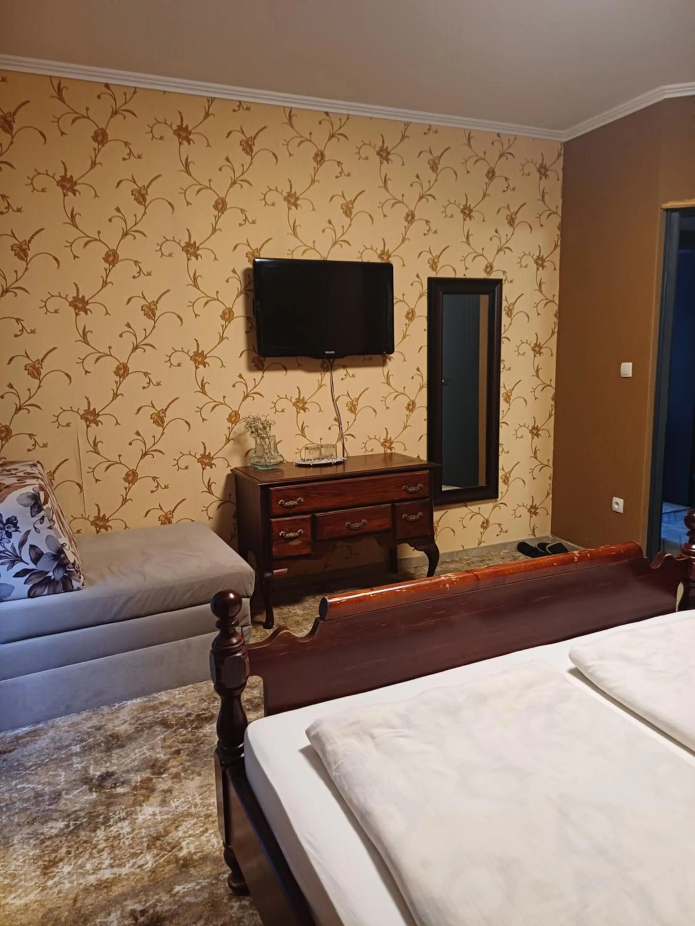 TV and multimedia, Bed in Villa Anri