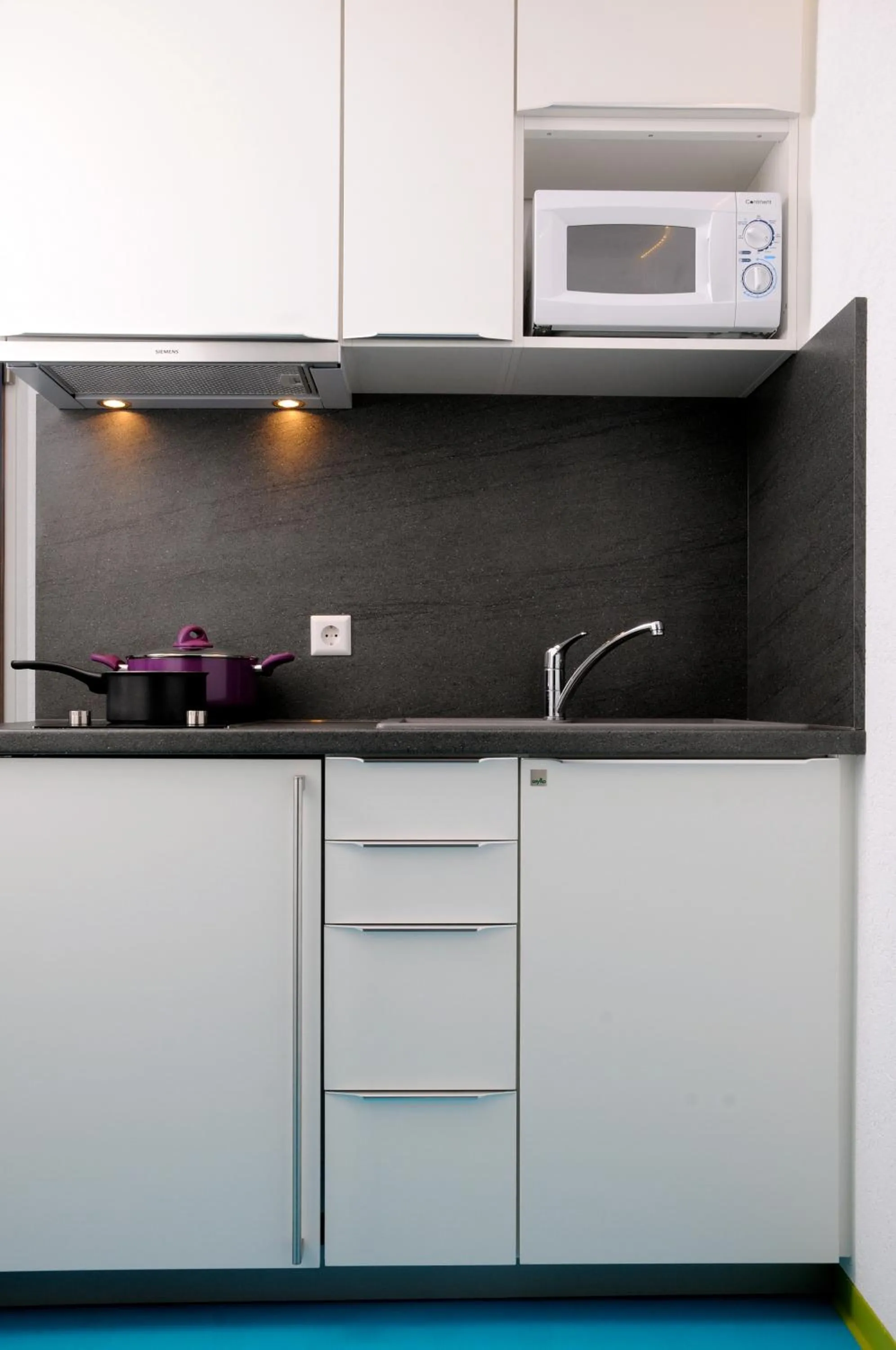 Kitchen or kitchenette in Domus Hotel