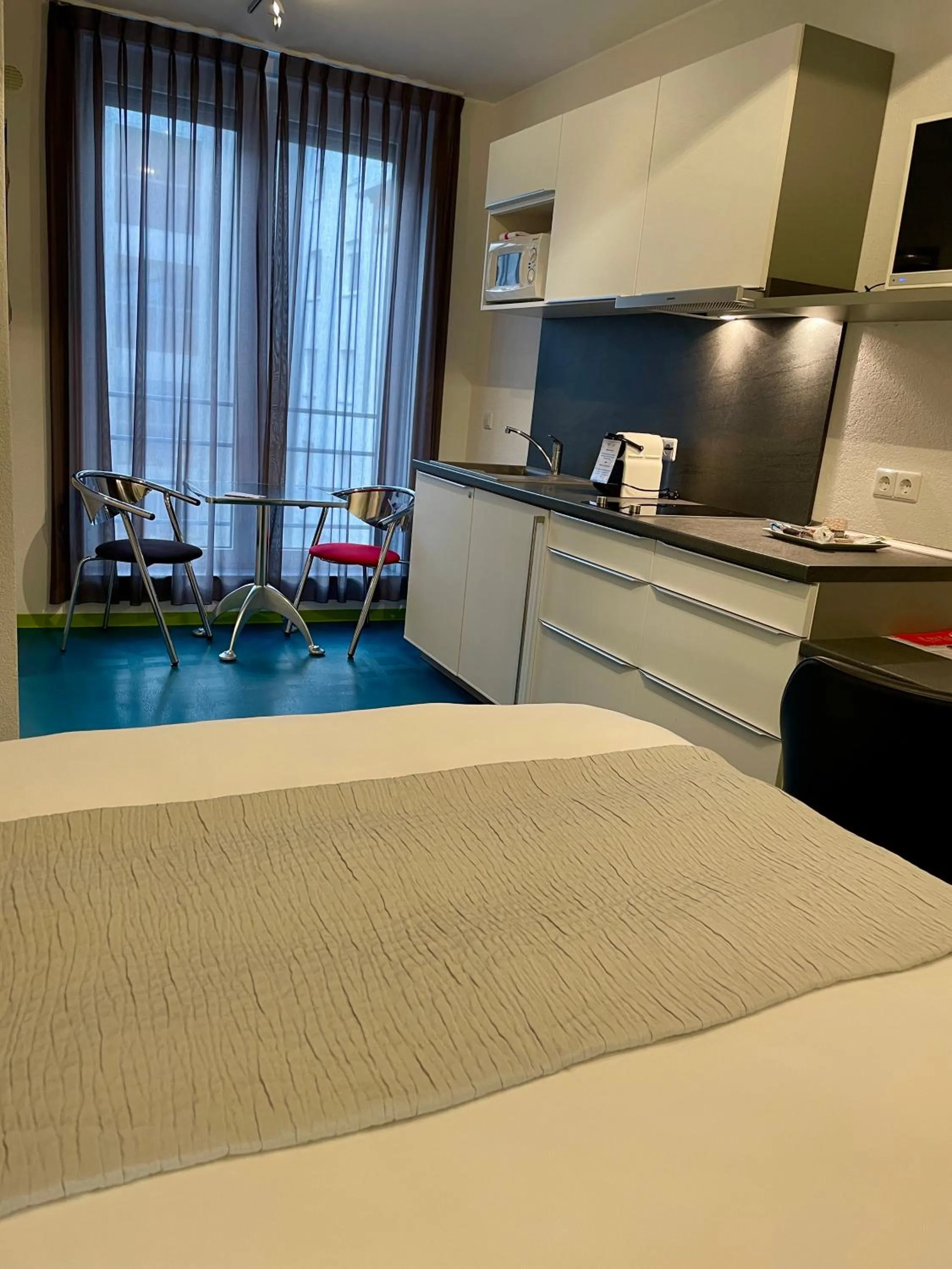 Kitchen or kitchenette in Domus Hotel