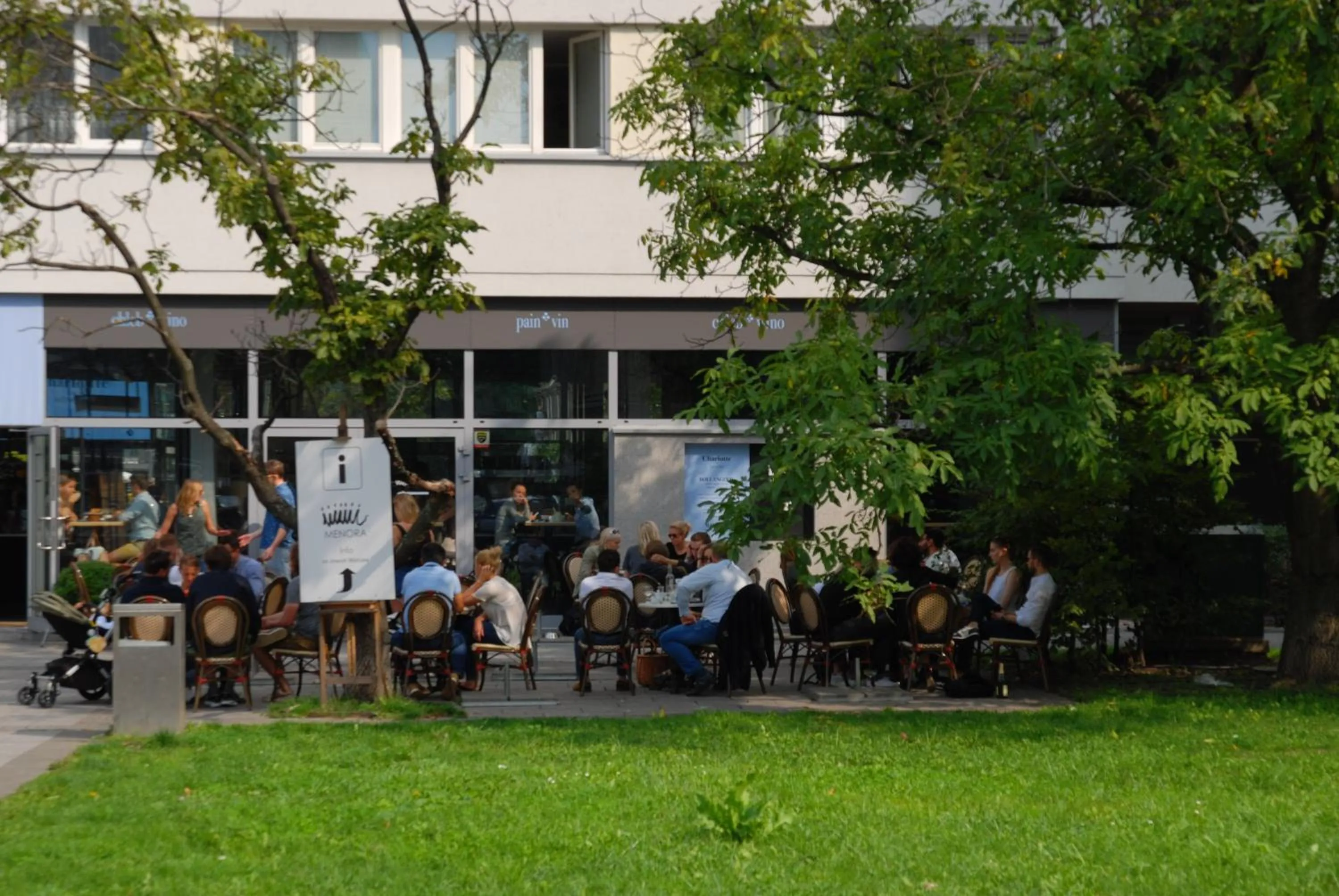 Restaurant/places to eat in Good Time Apartments Warsaw City Center