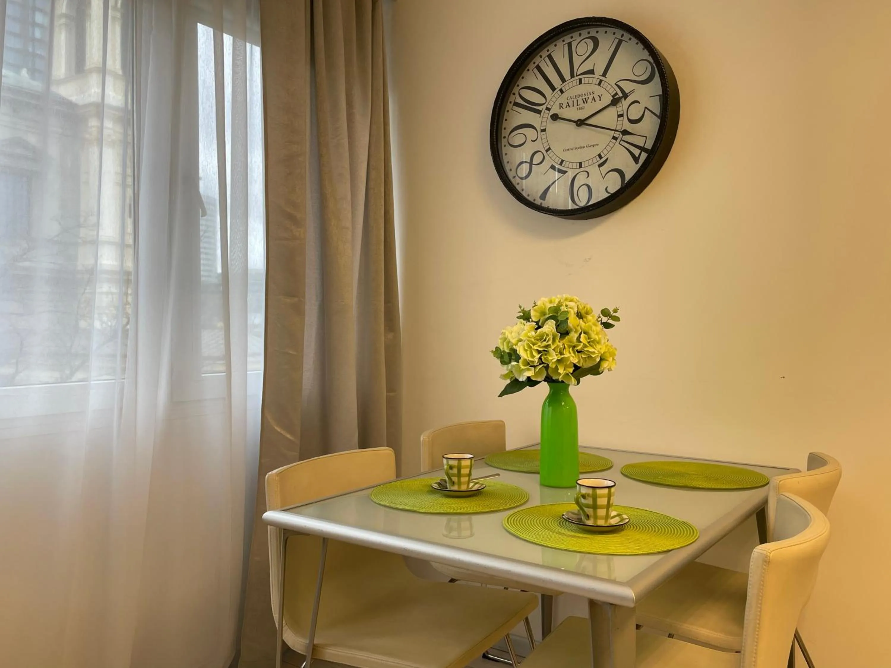 Dining area in Good Time Apartments Warsaw City Center