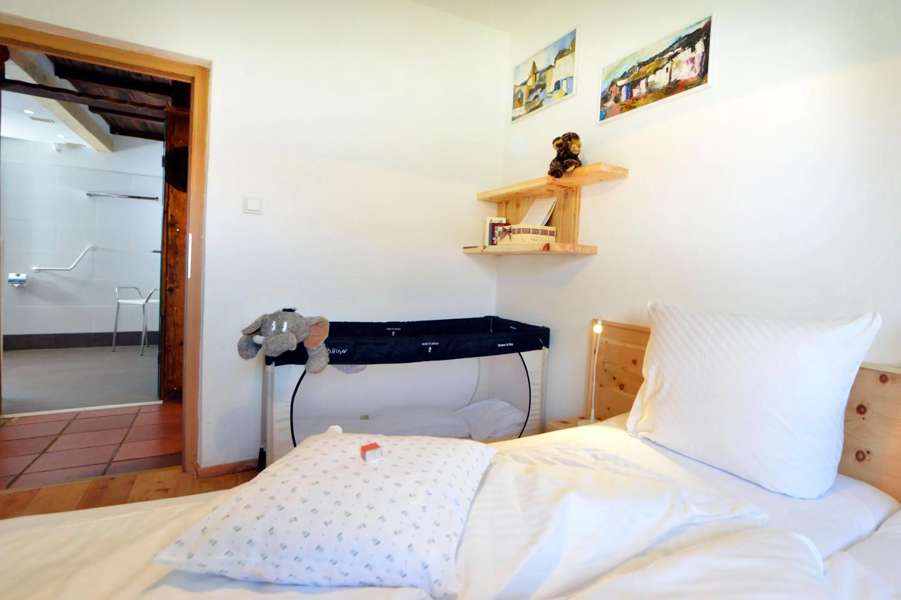 cot, Bed in Schmiedhof