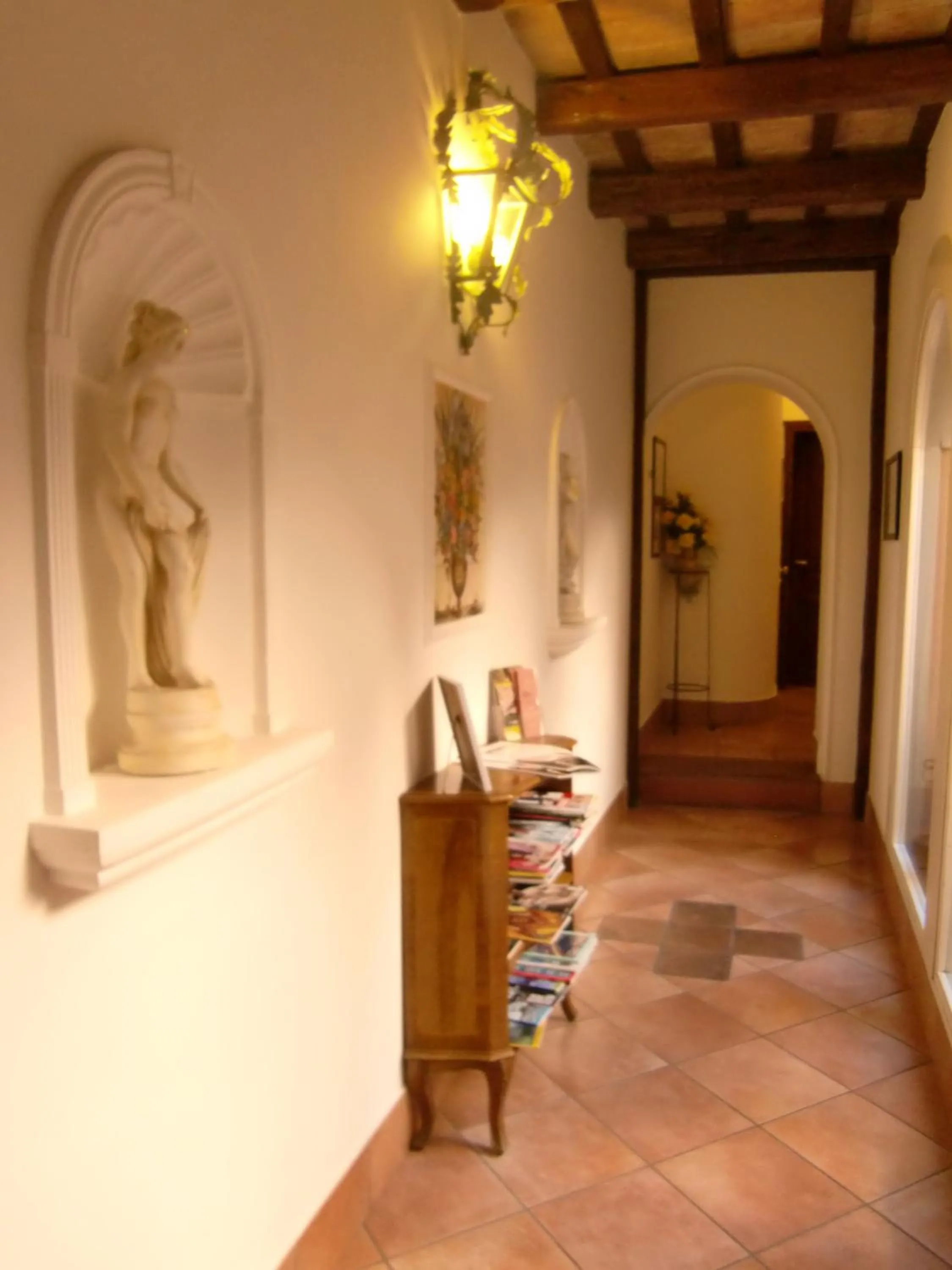 Decorative detail in Mondo Antico R&B