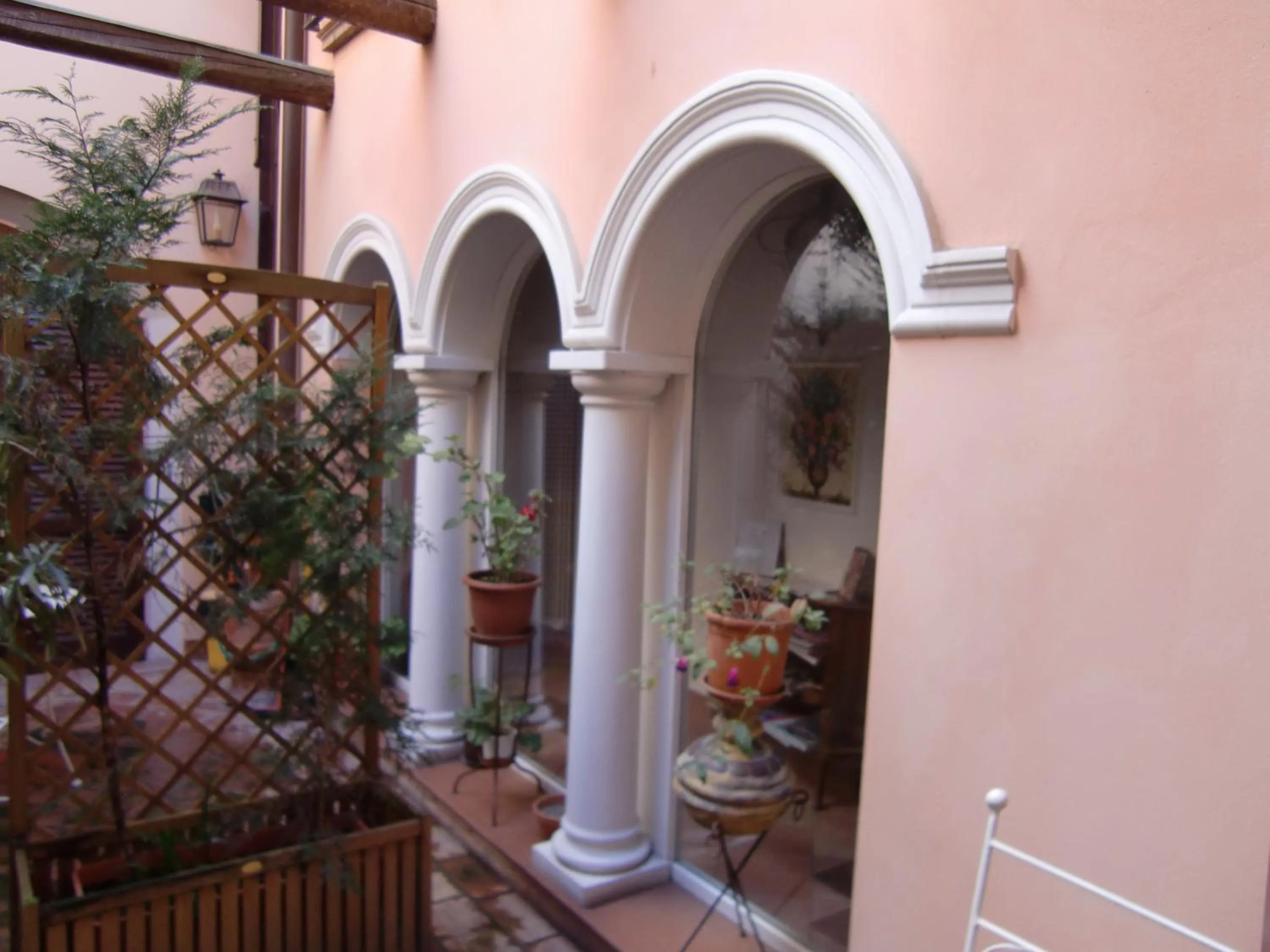 Facade/entrance in Mondo Antico R&B