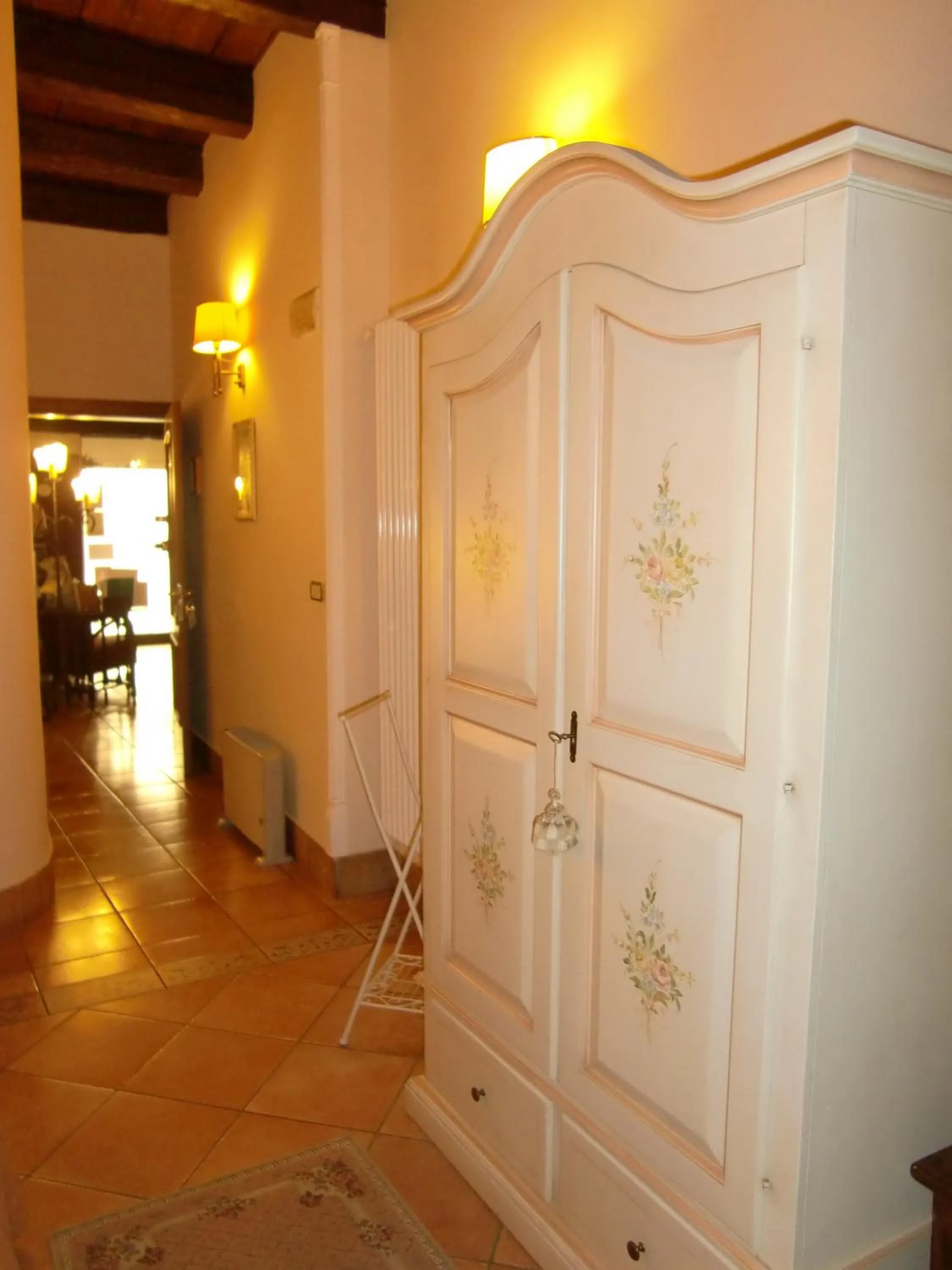 Decorative detail in Mondo Antico R&B