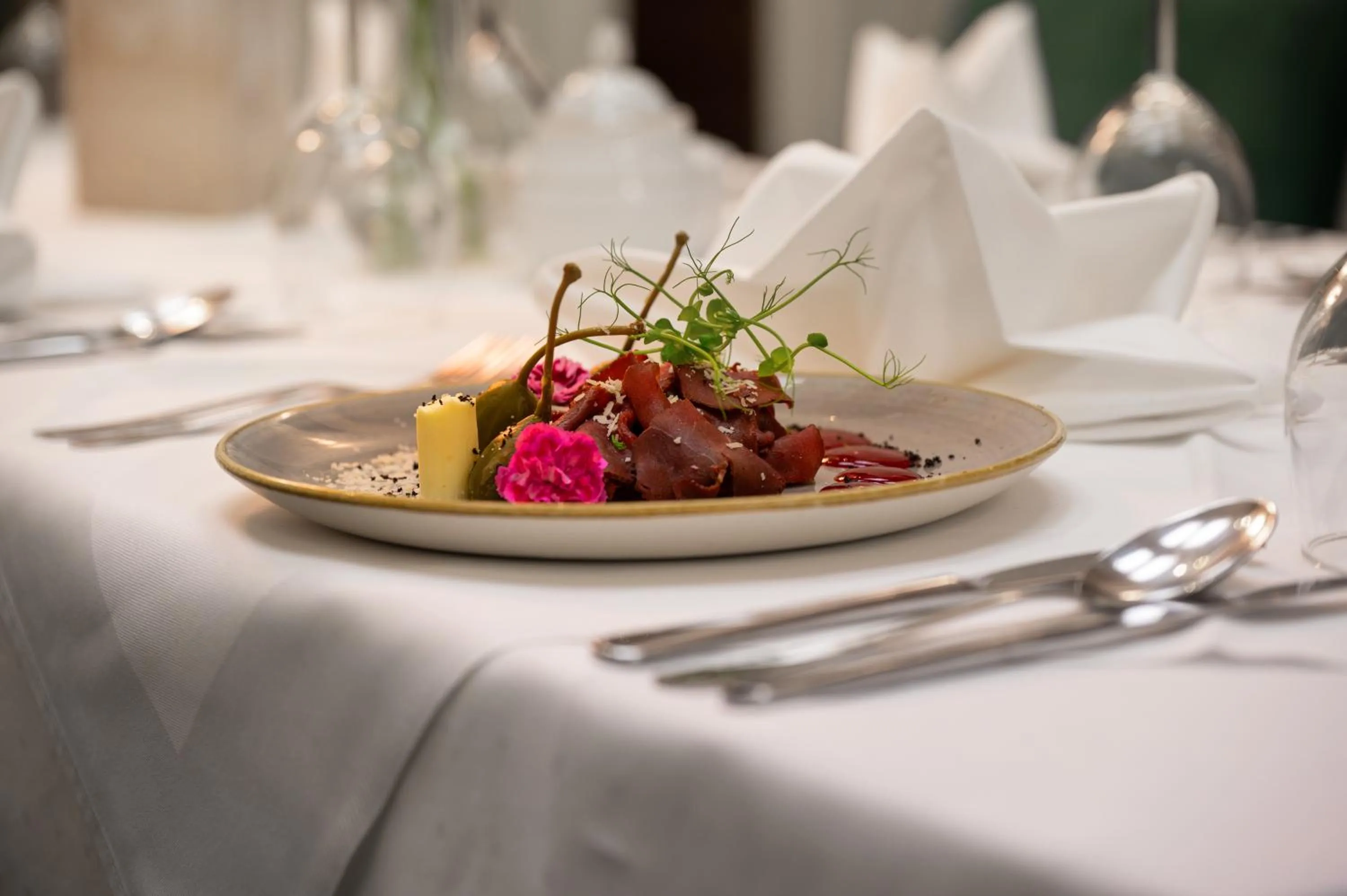 Restaurant/places to eat in Hotel Falko