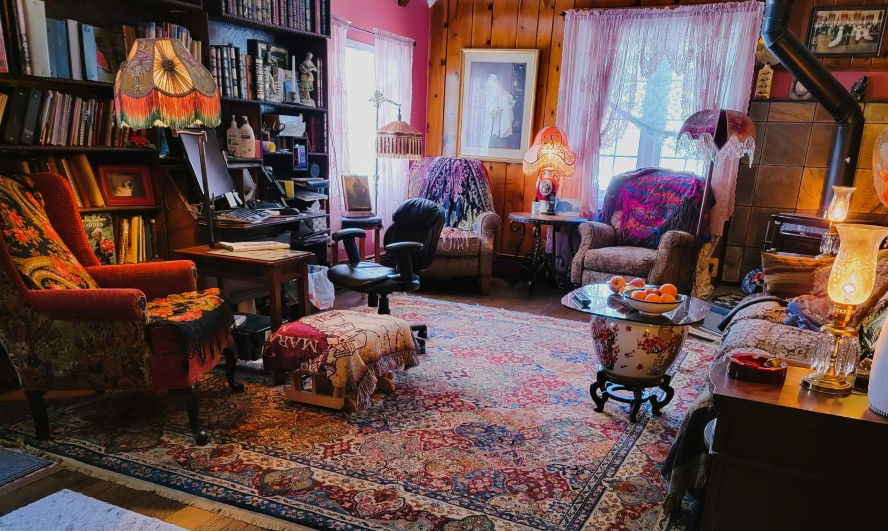 Living room in Billie's Backpackers Hostel